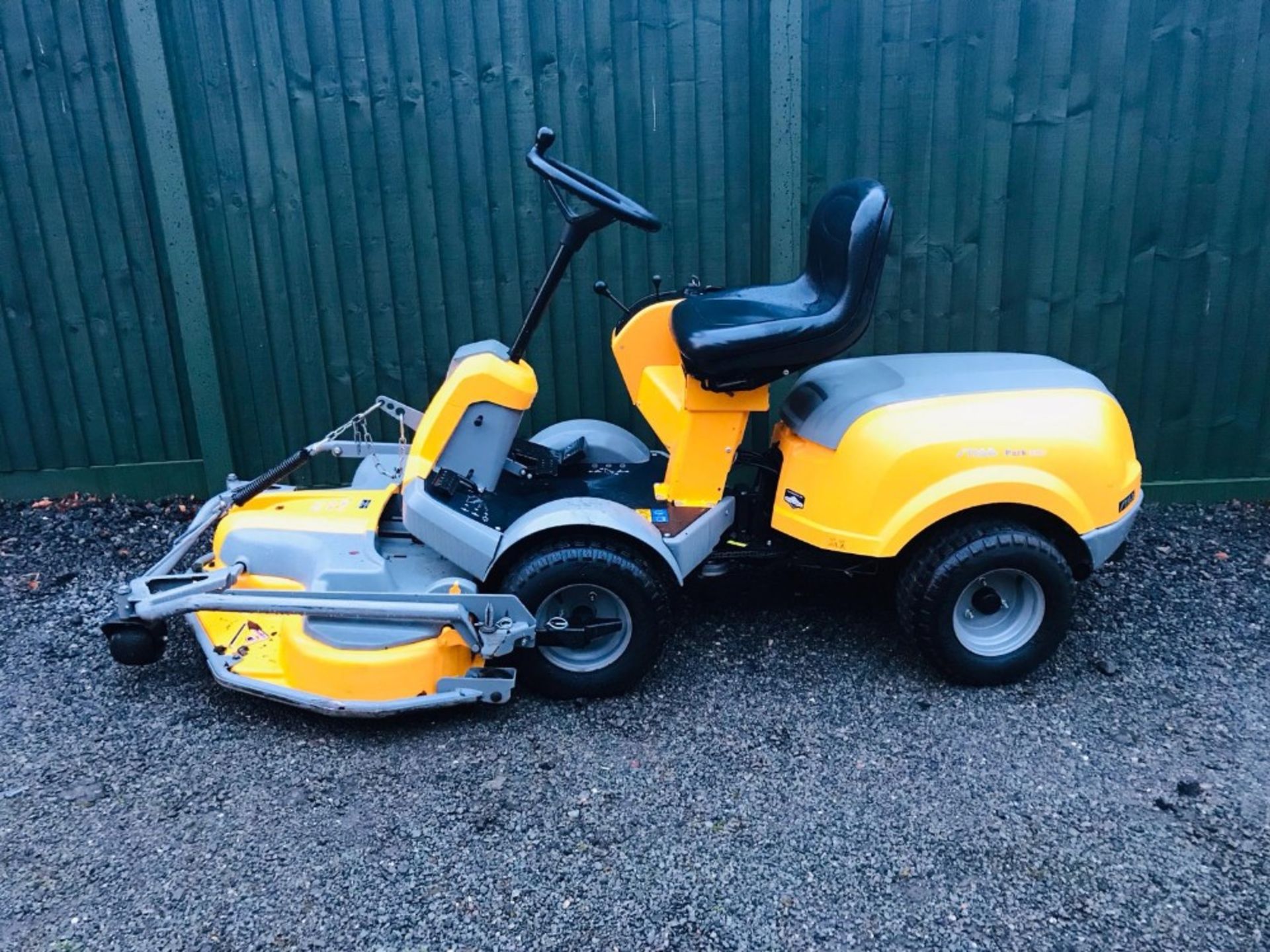 STIGA 520L RIDE ON MOWER YEAR 2013. COMBI DECK FITTED WHEN TESTED WAS SEEN TO RUN, DRIVE AND MOWER - Image 2 of 6