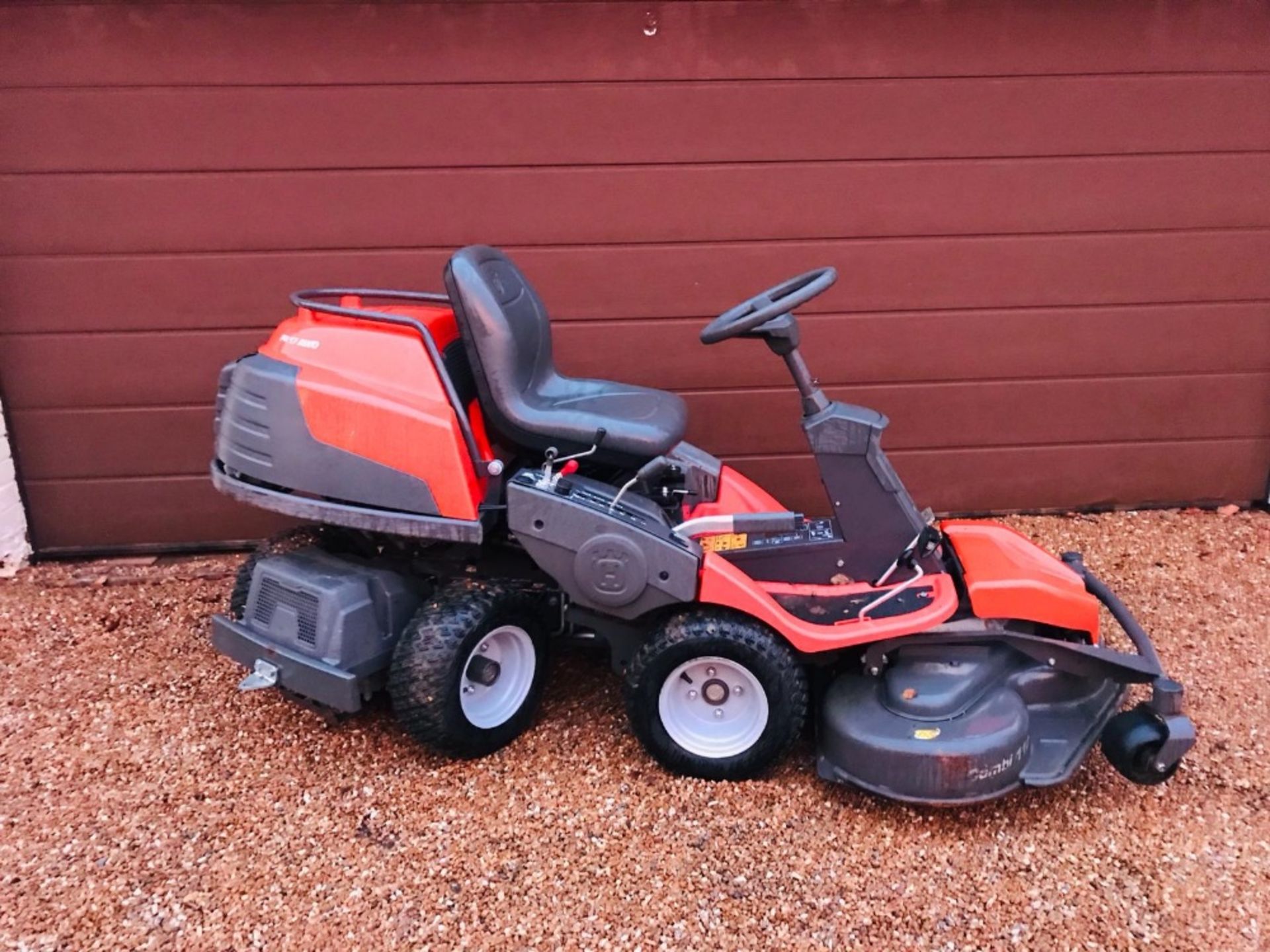 HUSQVARNA PR17 4WD RIDE ON MOWER WITH OUTFRONT MULCH DECK 112CM WIDTH. 270 REC HOURS, YEAR 2011. - Image 4 of 6