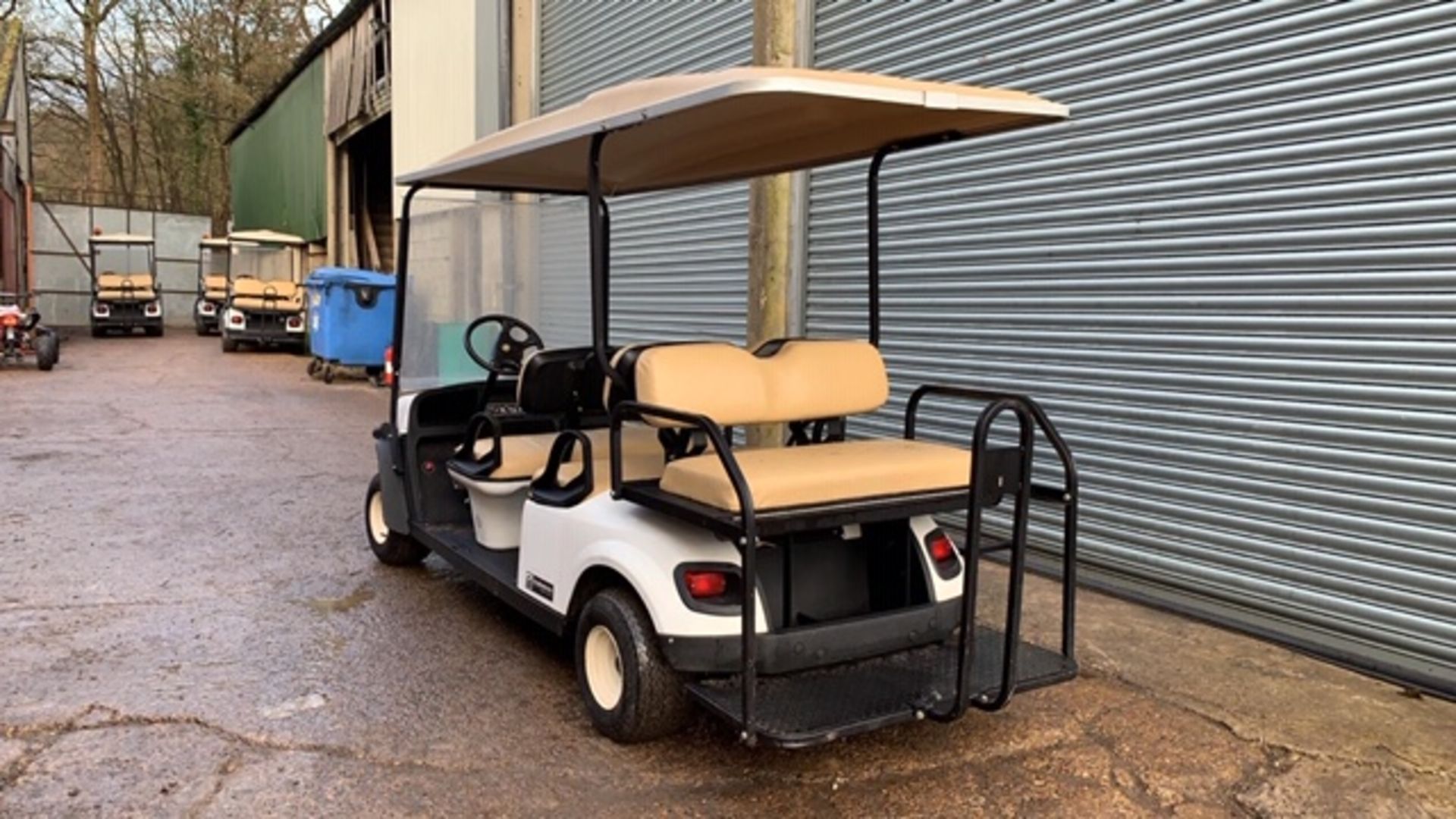 CUSHMAN EZGO SHUTTLE 6 PETROL ENGINED 6 SEATER GOLF / EVENTS BUGGY. YEAR 2017 BUILD. UNKNOWN REC - Image 4 of 6