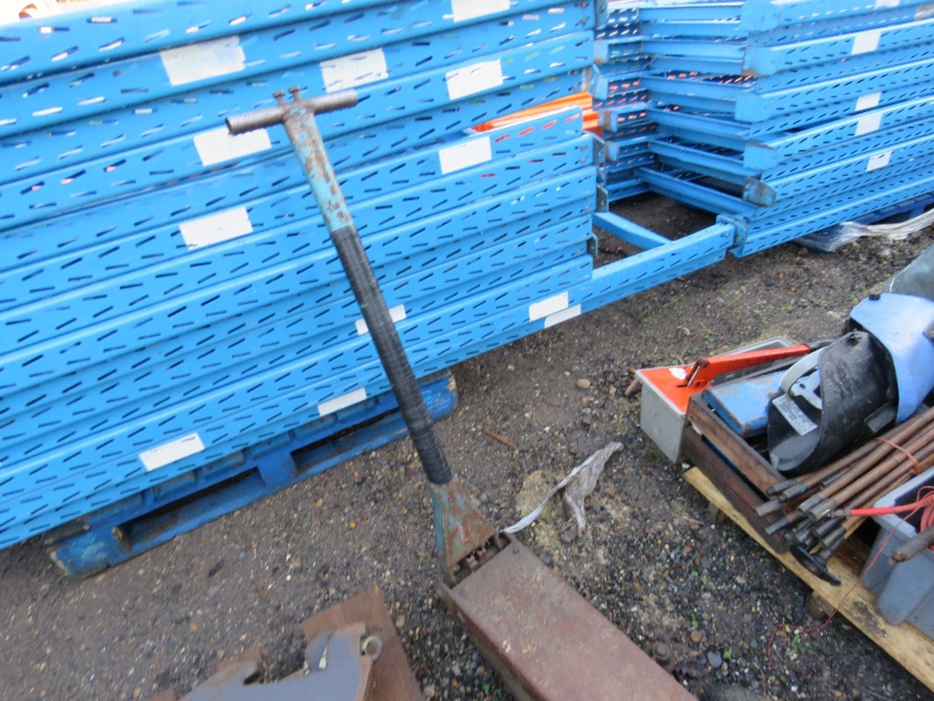 HEAVY DUTY TROLLEY JACK. WHEN TESTED WAS SEEN TO LIFT AND LOWER This item is being item sold under - Image 2 of 3