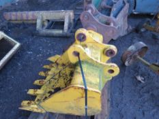 YELLOW 28" HYUNDAI 6 TONNE TOOTHED BUCKET, LITTLE USED, PLUS USED 12" BUCKET