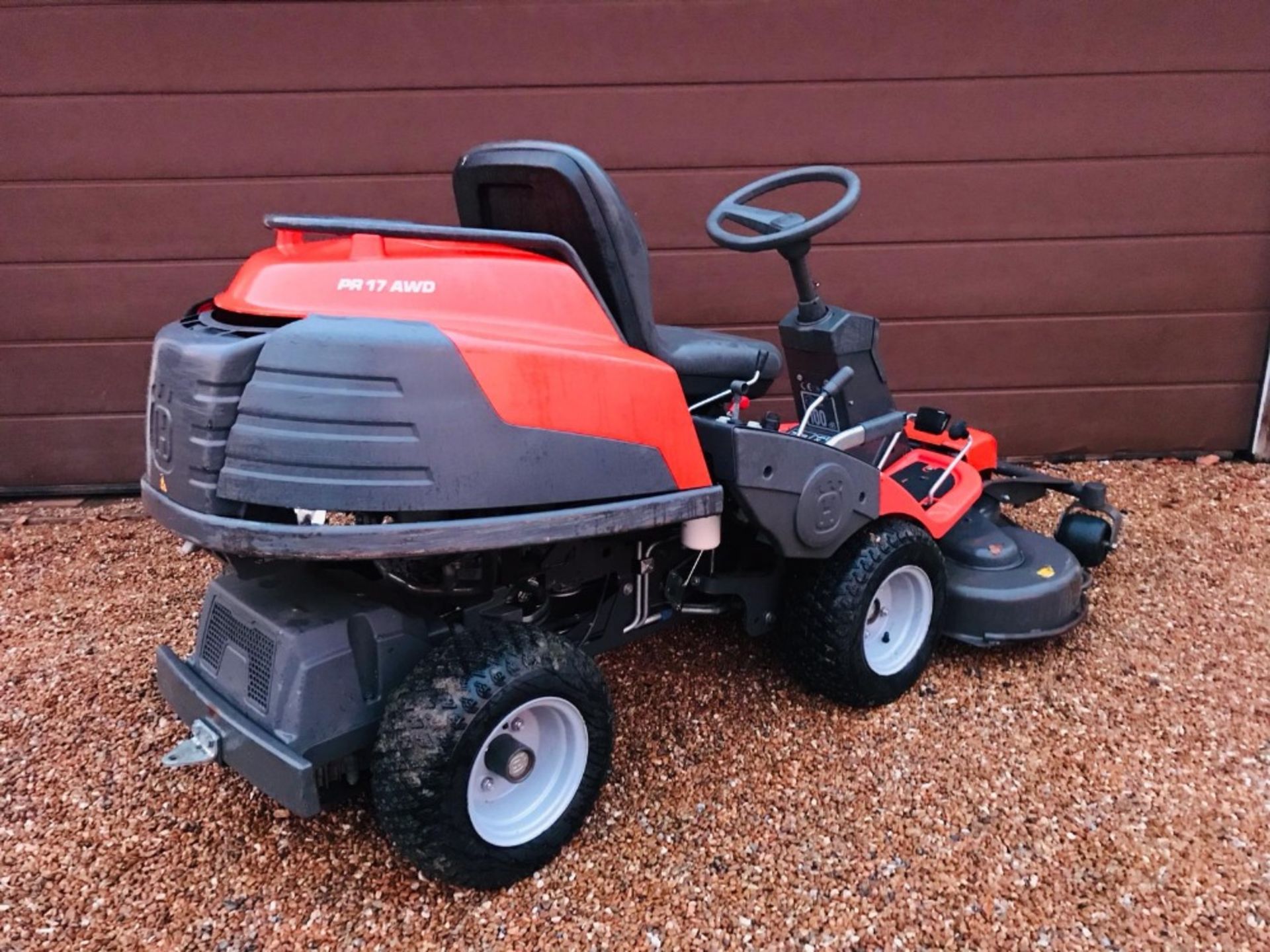 HUSQVARNA PR17 4WD RIDE ON MOWER WITH OUTFRONT MULCH DECK 112CM WIDTH. 270 REC HOURS, YEAR 2011. - Image 5 of 6