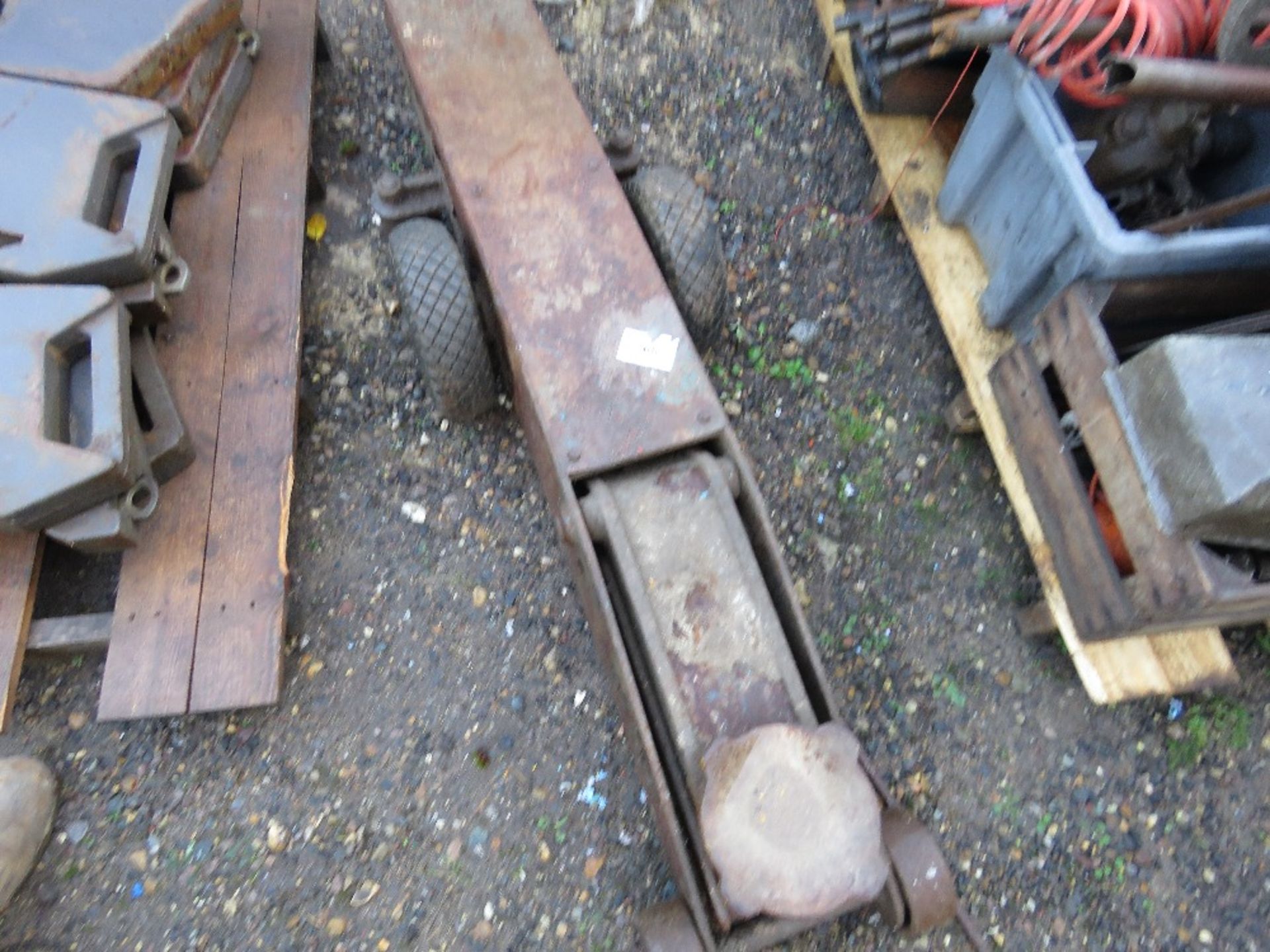 HEAVY DUTY TROLLEY JACK. WHEN TESTED WAS SEEN TO LIFT AND LOWER This item is being item sold under - Image 3 of 3