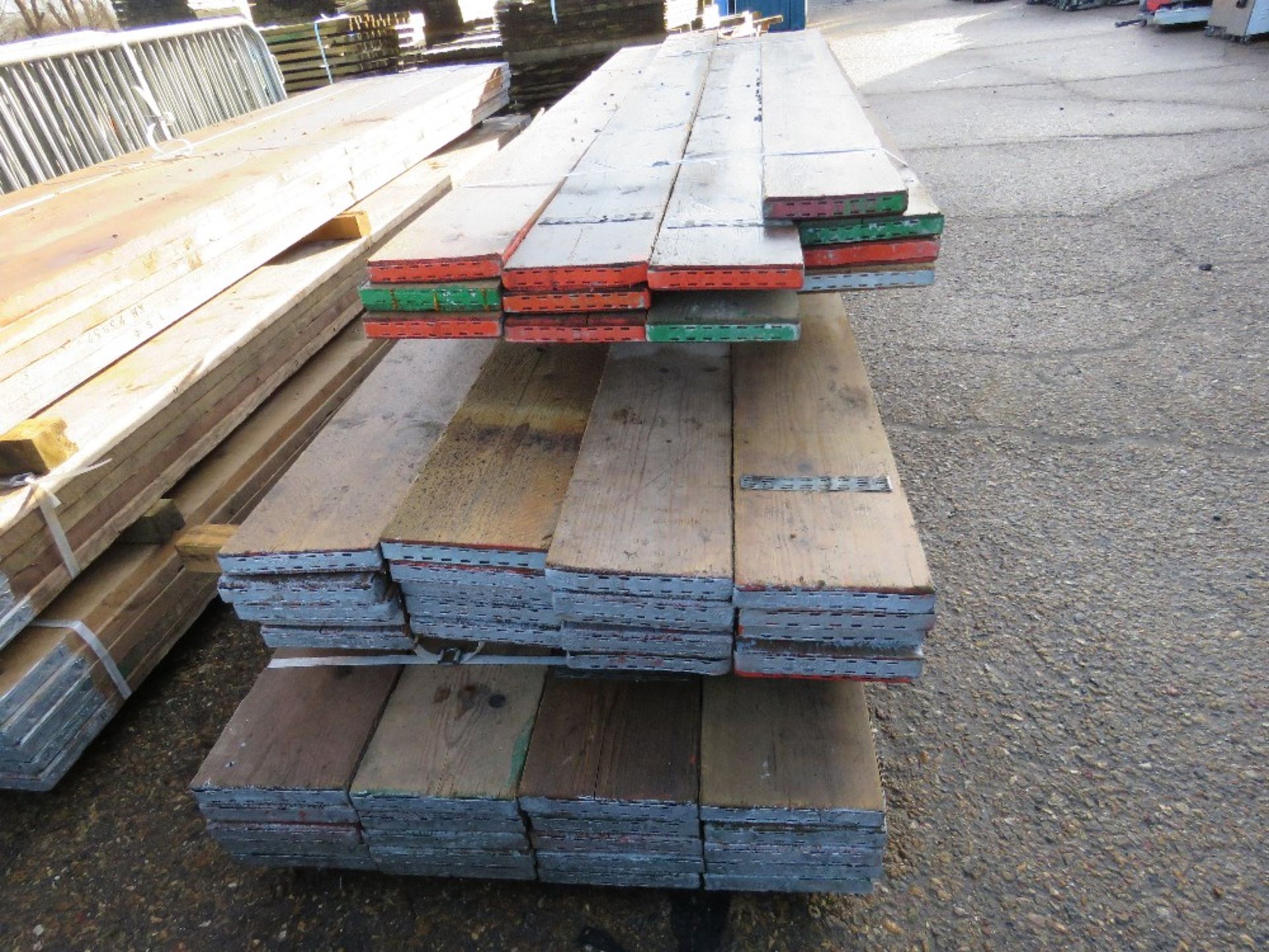 40 X GRADED PRE USED SCAFFOLD BOARDS, 13FT LENGTH APPROX PLUS A PALLET OF ASSORTED LENGTH BOARDS - Image 2 of 3