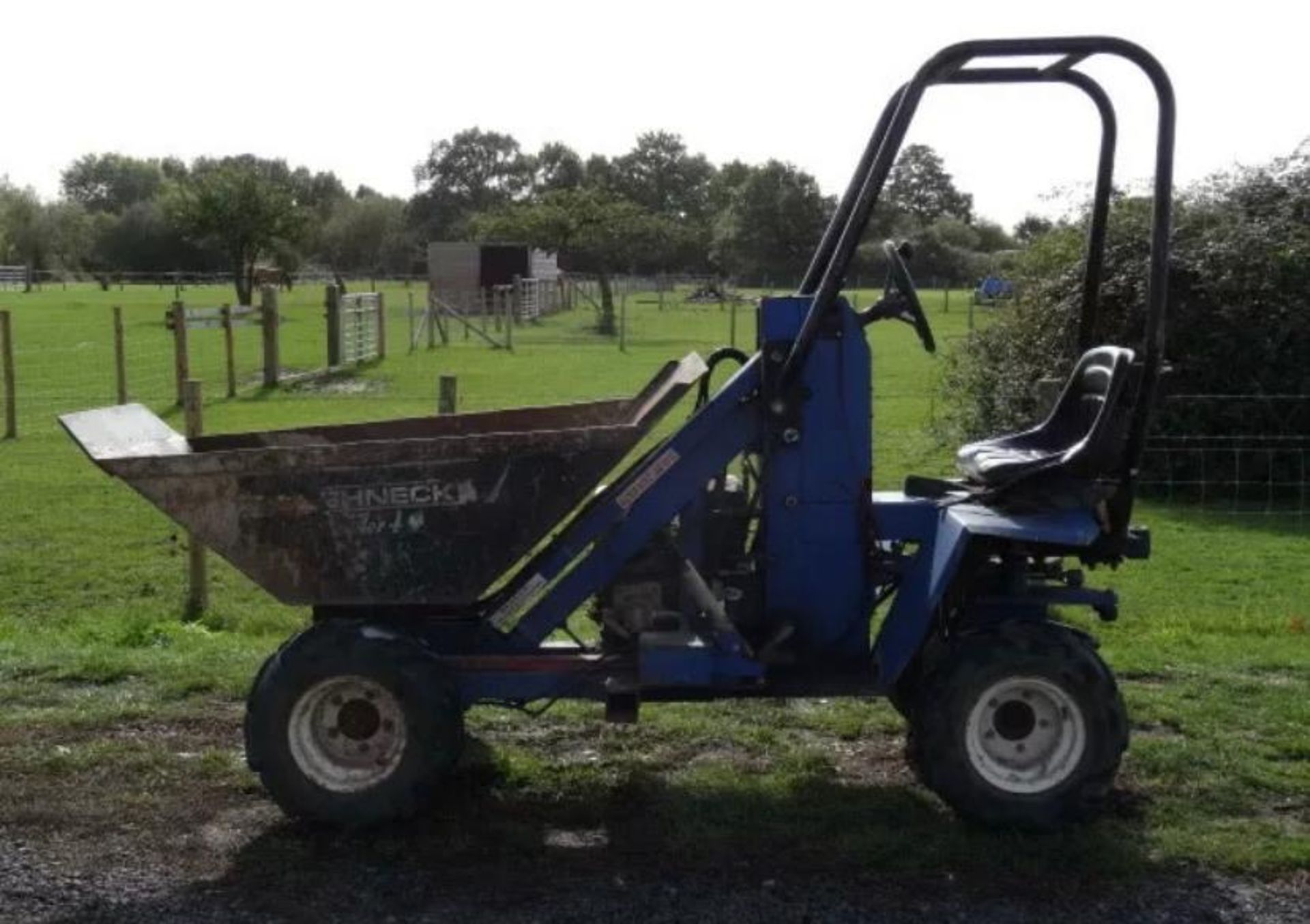 ROUGHNECK +4 TYPE HIGH TIP COMPACT SIZED DUMPER SUPPLIED WITH TOWING EQUIPMENT AS SHOWN. VENDOR'S - Image 5 of 11