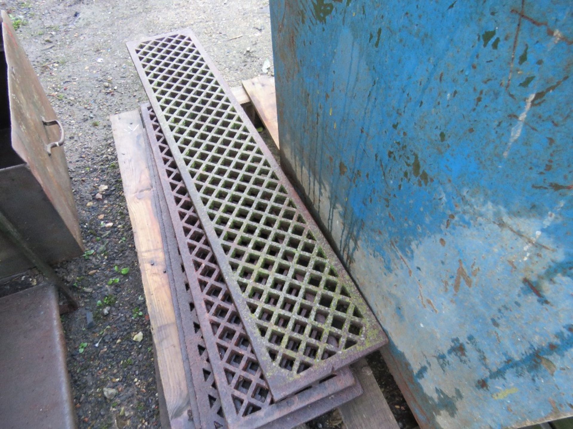 METAL WORKBENCH C/W VICE PLUS CABINET AND 5 X CAST IRON DRAIN COVERS This item is being item sold - Image 4 of 5