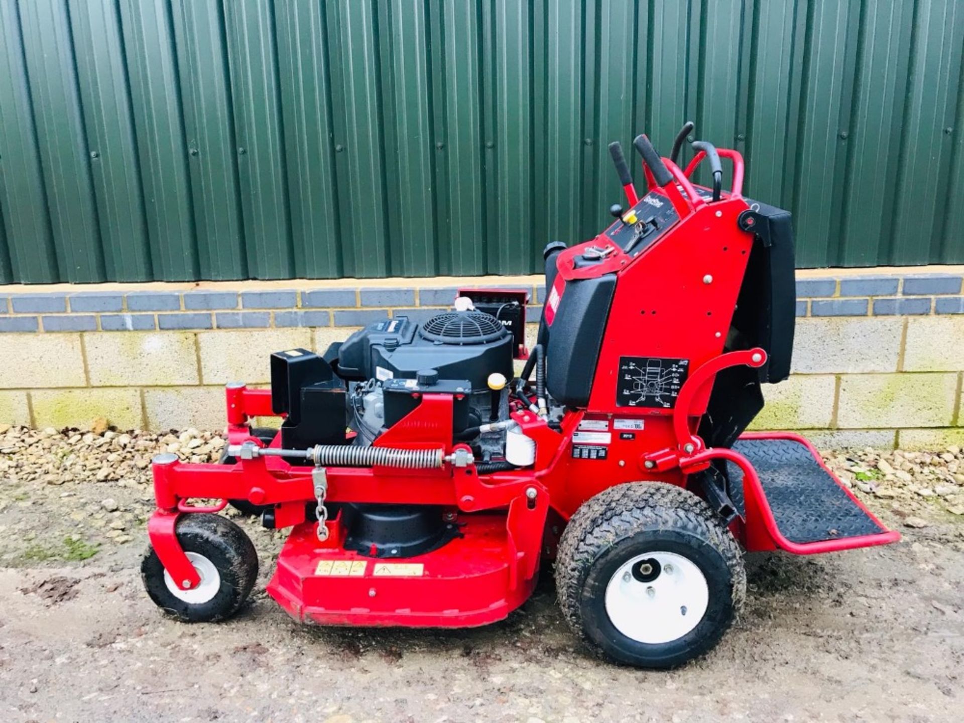 TORO GRANDSTAND PROFESSIONAL MOWER WITH DECK 36" WIDTH. 150 REC HOURS, YEAR 2013. WHEN TESTED WAS - Image 3 of 6