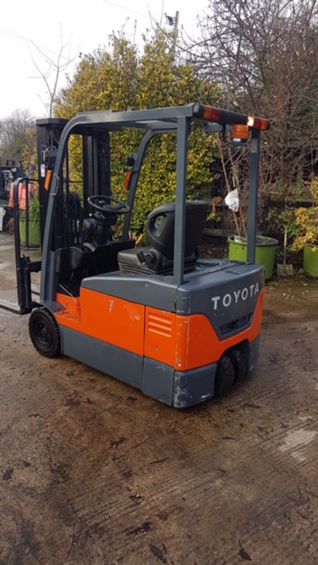TOYOTA 7FBE15 3 WHEEL BATTERY POWERED FORKLIFT TRUCK, CONTAINER SPEC TRIPLE MAST WITH SIDE SHIFT, - Image 4 of 5