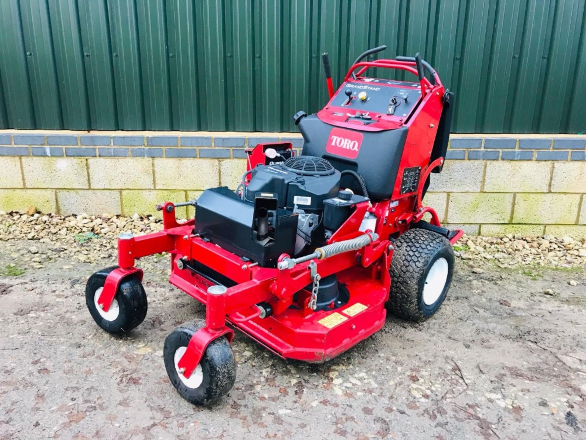 TORO GRANDSTAND PROFESSIONAL MOWER WITH DECK 36" WIDTH. 150 REC HOURS, YEAR 2013. WHEN TESTED WAS