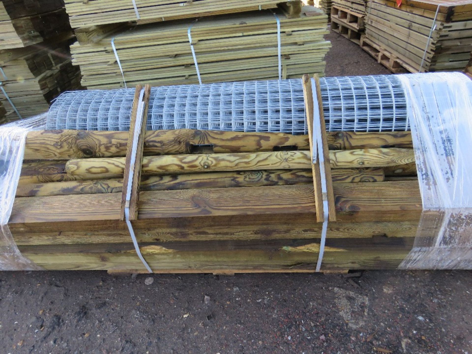 WIRE FENCE NETTING PLUS POSTS & STAKES - Bild 3 aus 3