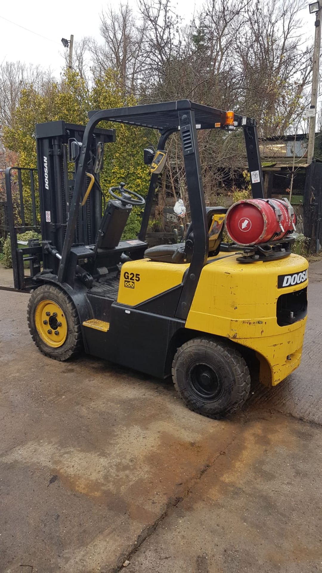 DAEWOO G25 GAS POWERED FORKLIFT TRUCK, 3 STAGE TRIPLE MAST, SIDE SHIFT, 2.5 TONNE RATED CAPACITY.