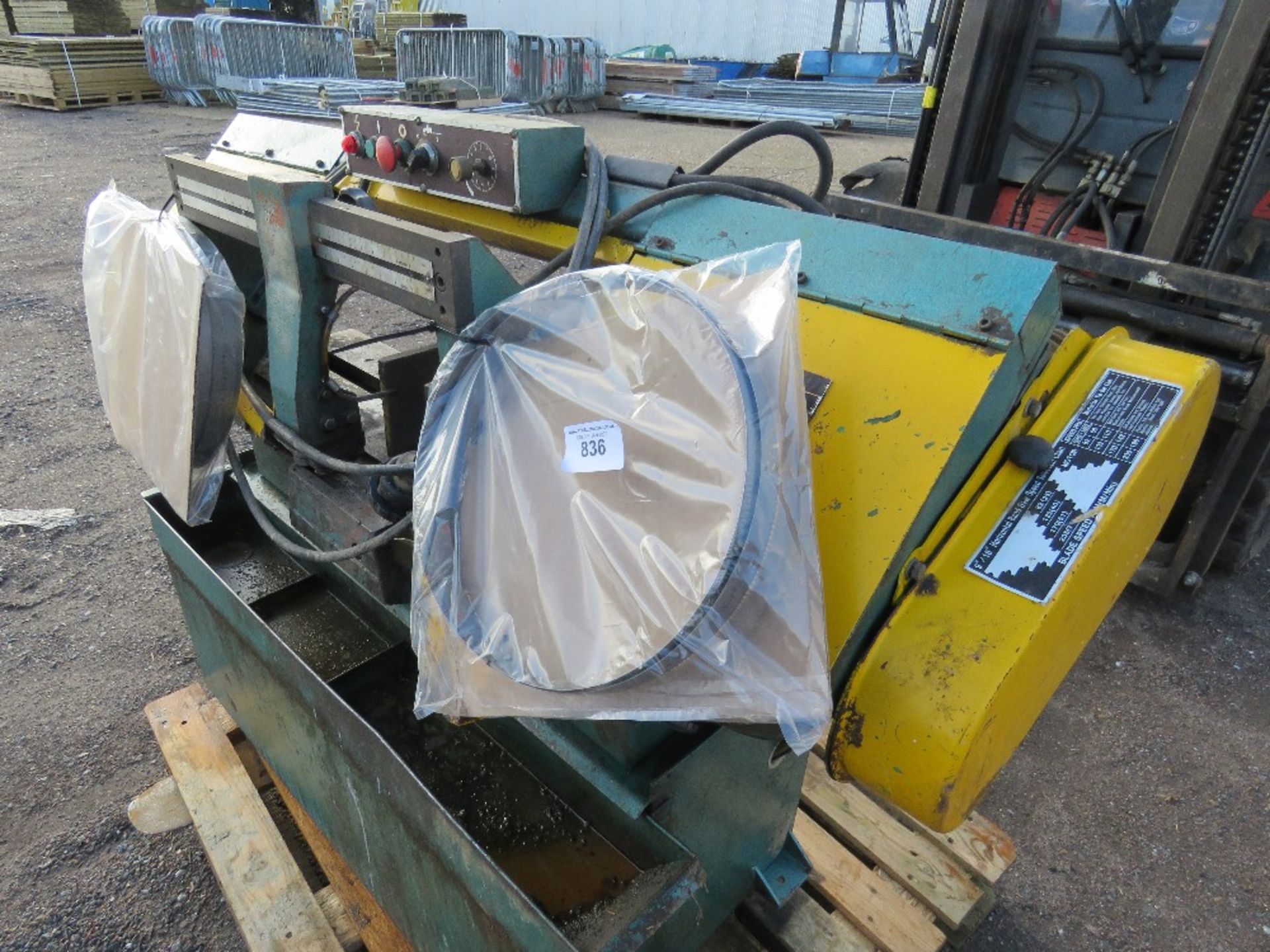 3 PHASE POWERED METAL CUTTING BANDSAW C/W SPARE BLADES. DIRECT EX LOCAL FARM...WORKING WHEN RECENTLY - Image 6 of 7
