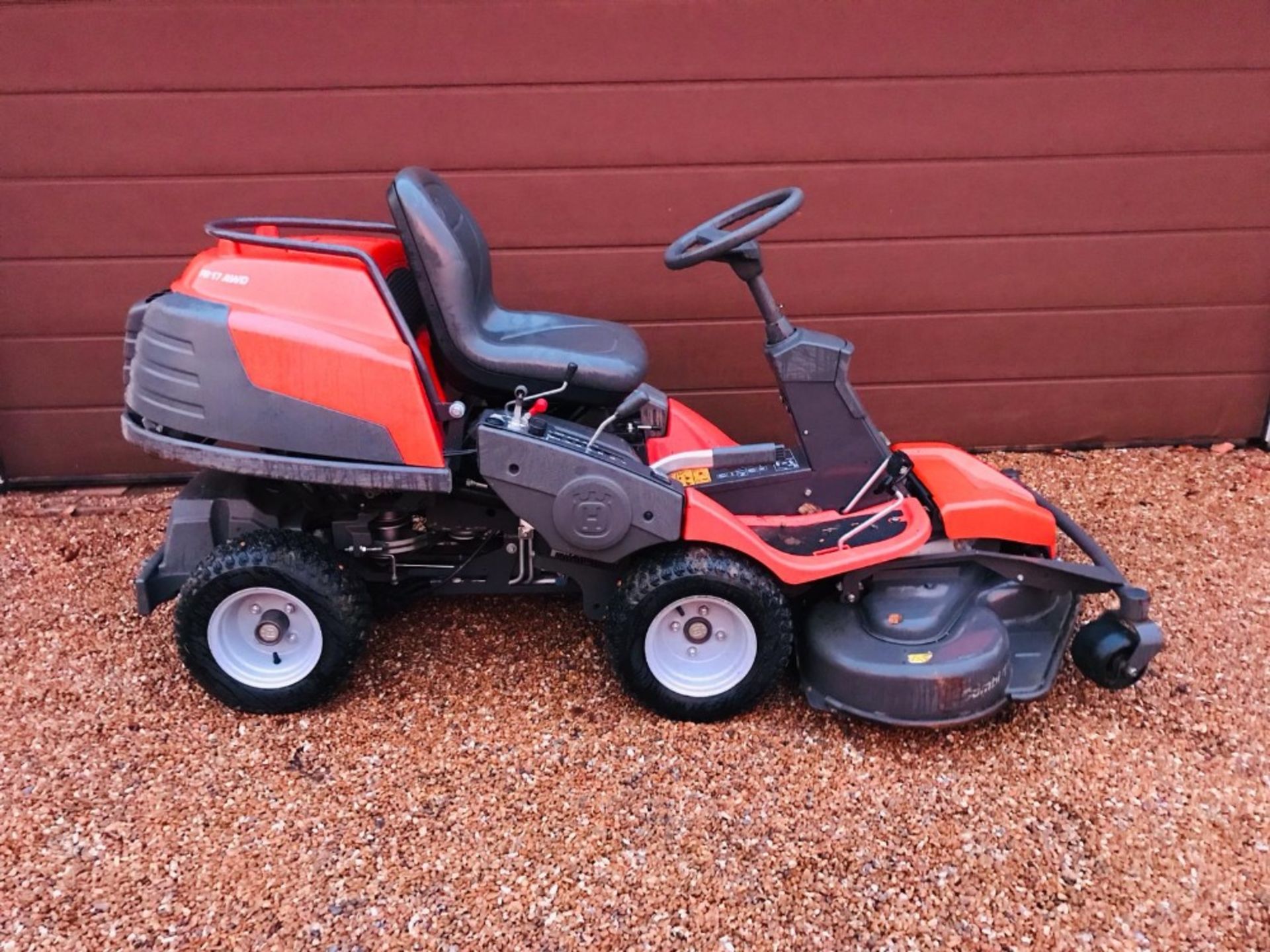 HUSQVARNA PR17 4WD RIDE ON MOWER WITH OUTFRONT MULCH DECK 112CM WIDTH. 270 REC HOURS, YEAR 2011. - Image 6 of 6