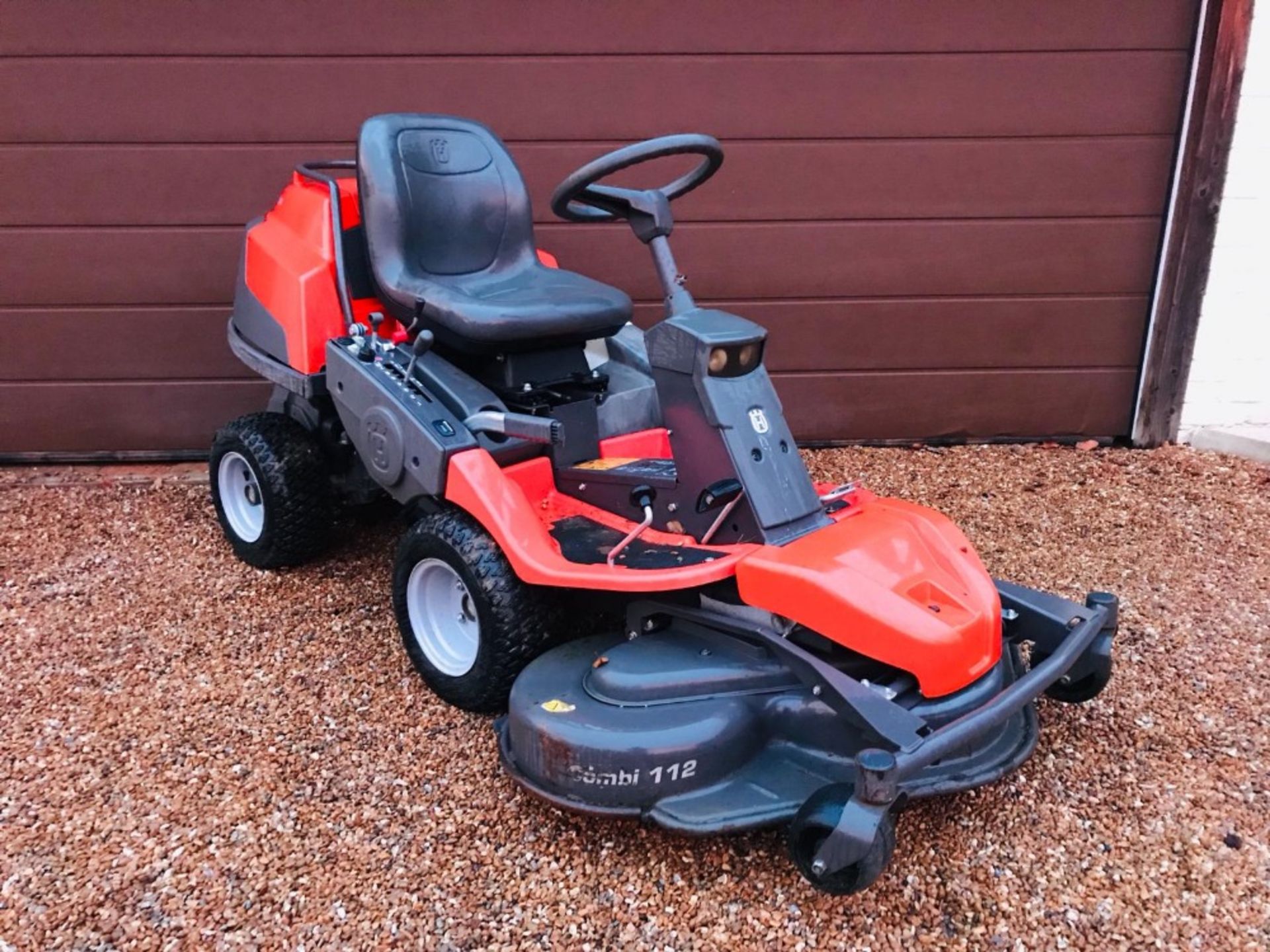 HUSQVARNA PR17 4WD RIDE ON MOWER WITH OUTFRONT MULCH DECK 112CM WIDTH. 270 REC HOURS, YEAR 2011. - Image 3 of 6