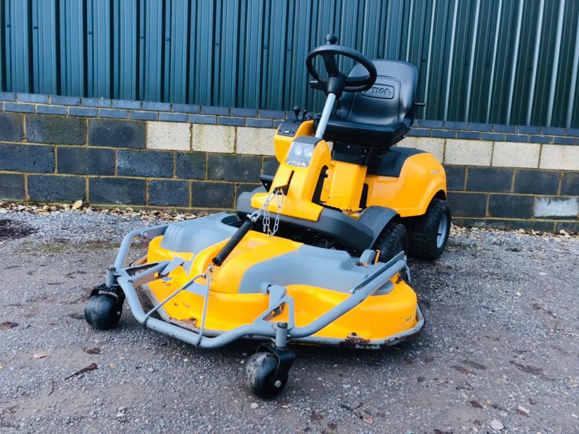 STIGA 540L 4WD RIDE ON MOWER YEAR 2017. 1.25M COMBI DECK FITTED WHEN TESTED WAS SEEN TO RUN, DRIVE - Image 5 of 6