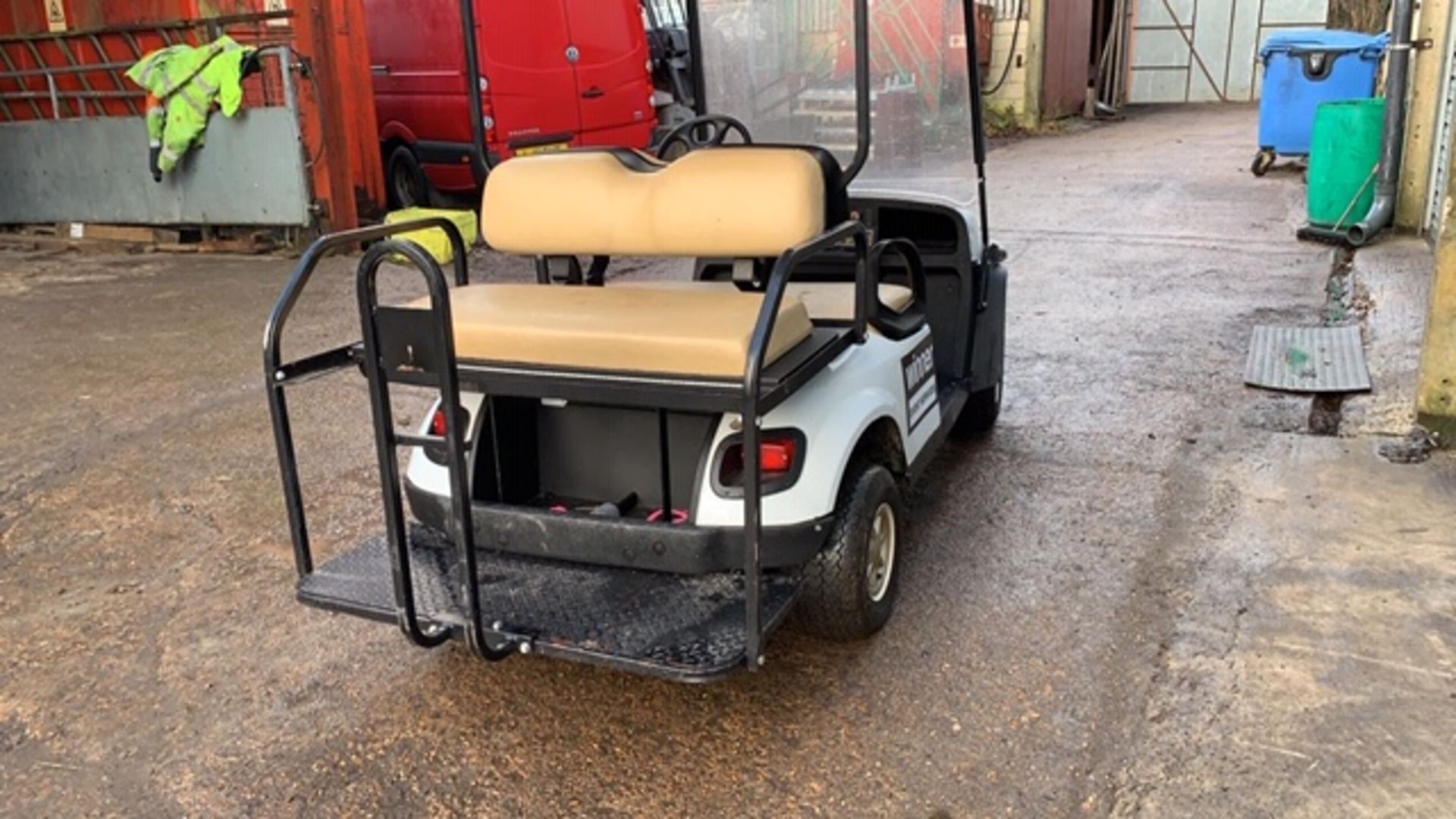 CUSHMAN EZGO SHUTTLE 4 PETROL ENGINED 4 SEATER GOLF / EVENTS BUGGY. YEAR 2017 BUILD. UNKNOWN HRS. - Image 2 of 5