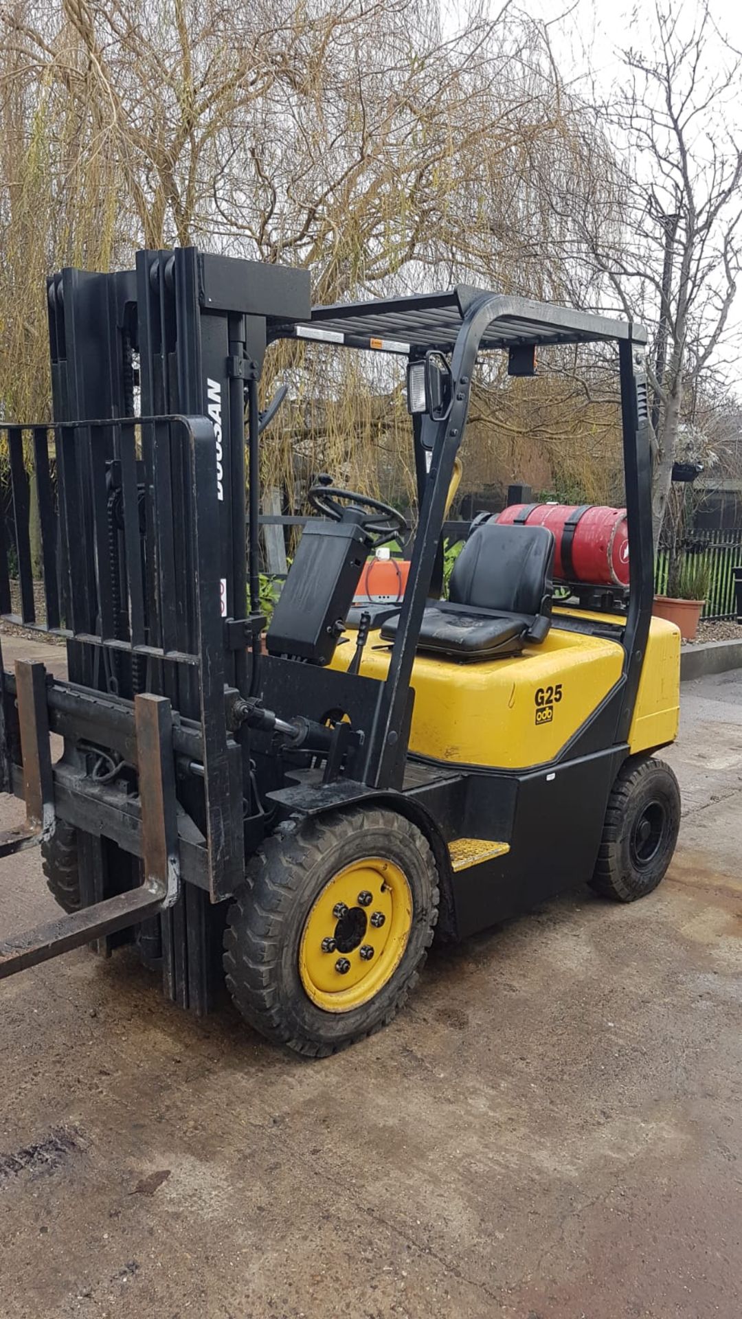 DAEWOO G25 GAS POWERED FORKLIFT TRUCK, 3 STAGE TRIPLE MAST, SIDE SHIFT, 2.5 TONNE RATED CAPACITY. - Image 3 of 4
