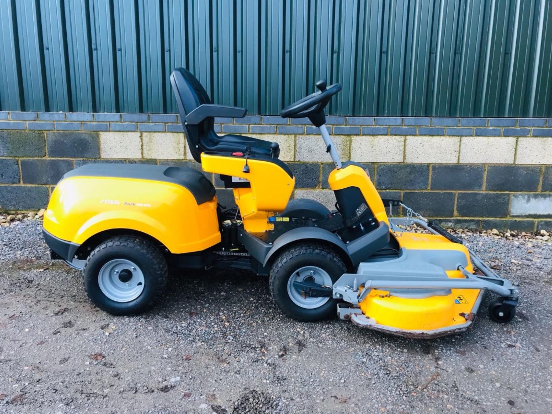 STIGA 540L 4WD RIDE ON MOWER YEAR 2017. 1.25M COMBI DECK FITTED WHEN TESTED WAS SEEN TO RUN, DRIVE - Image 2 of 6
