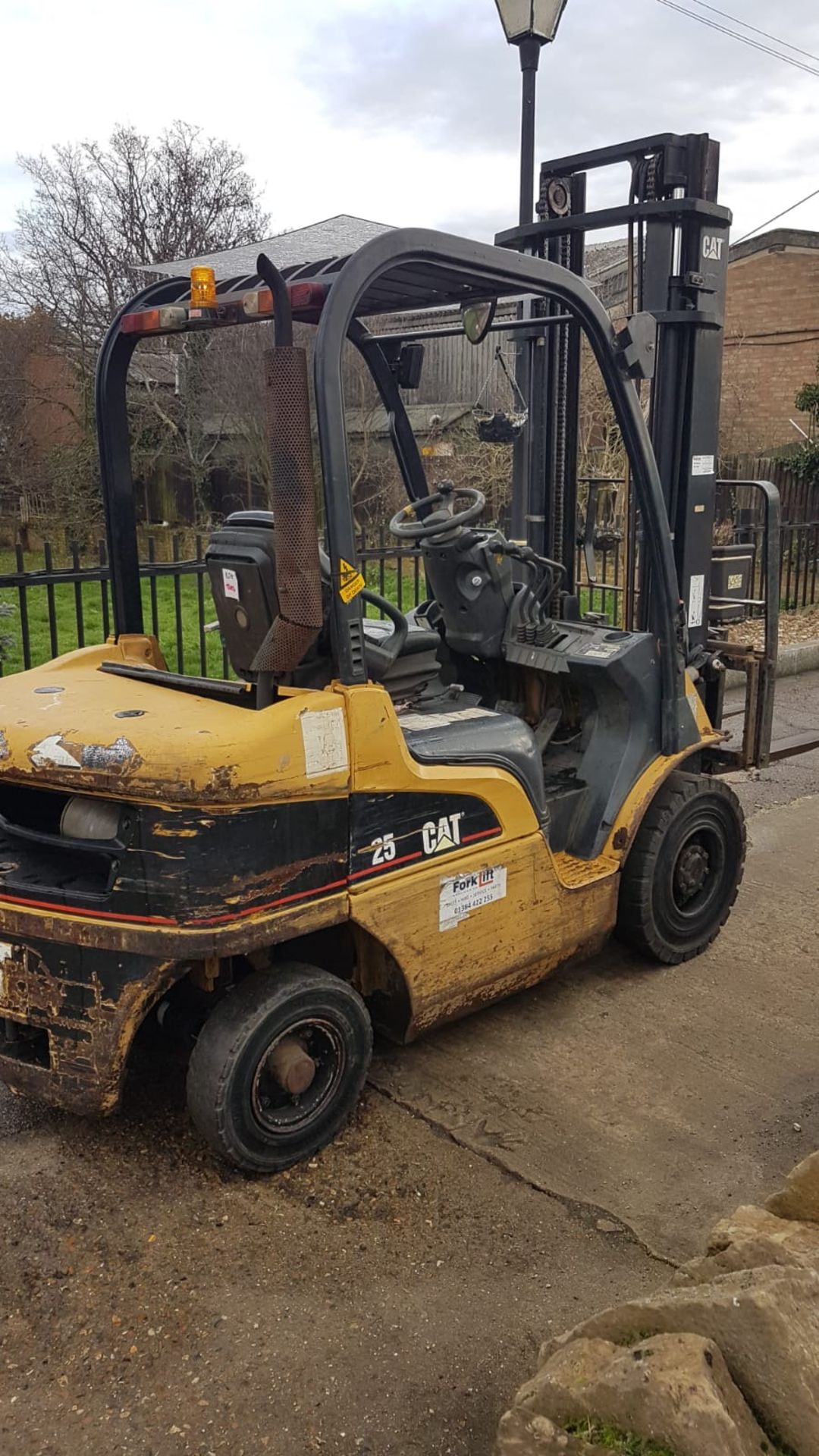 CATERPILLAR DP25N DIESEL POWERED FORKLIFT TRUCK, YEAR 2004 BUILD, WITH SIDE SHIFT, 2.5 TONNE RATED - Image 3 of 5