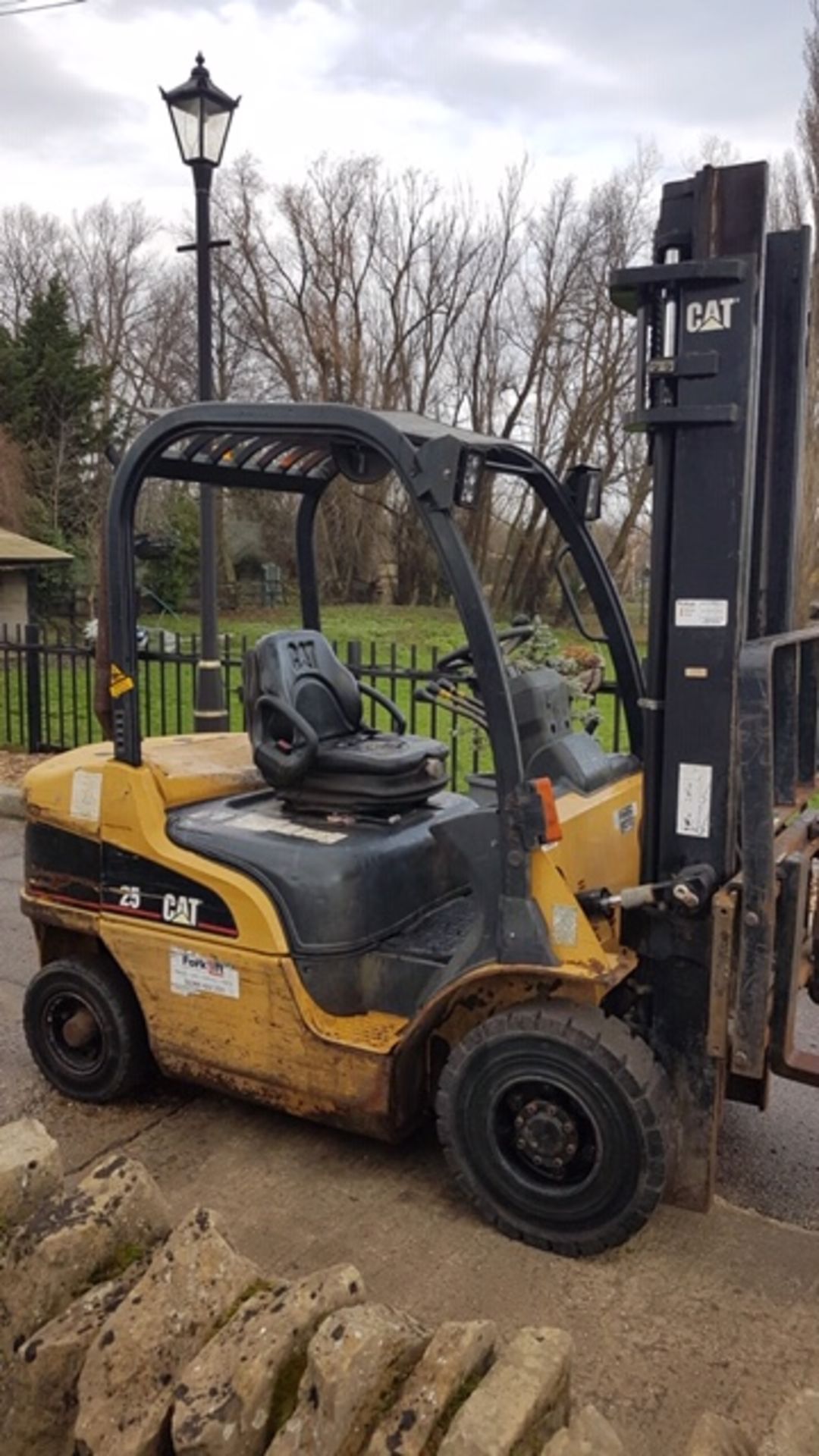 CATERPILLAR DP25N DIESEL POWERED FORKLIFT TRUCK, YEAR 2004 BUILD, WITH SIDE SHIFT, 2.5 TONNE RATED - Image 4 of 5