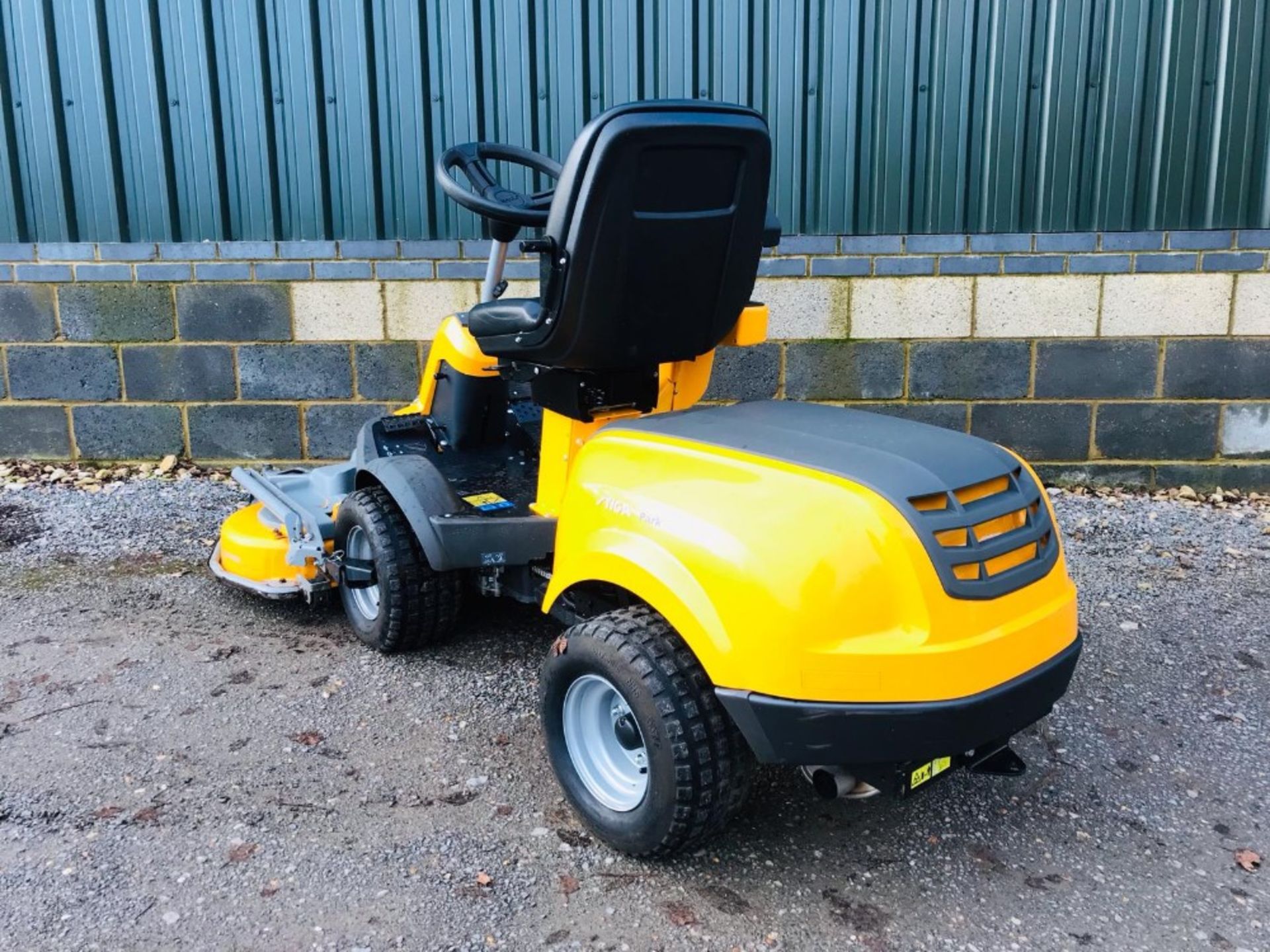 STIGA 540L 4WD RIDE ON MOWER YEAR 2017. 1.25M COMBI DECK FITTED WHEN TESTED WAS SEEN TO RUN, DRIVE - Image 4 of 6