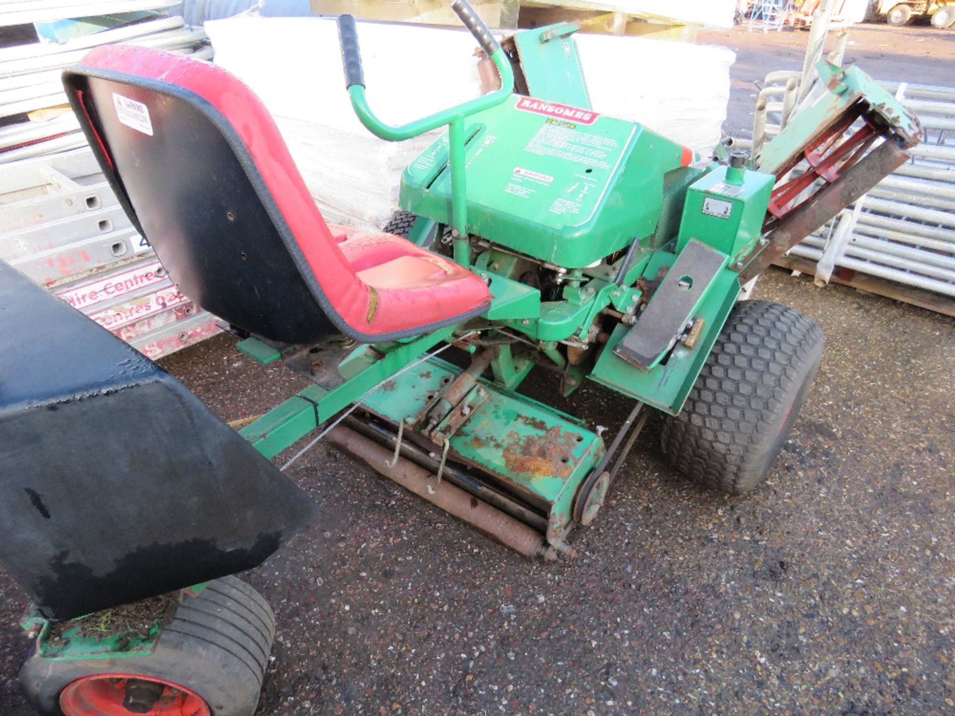 Ransomes Triple 18 ride-on cylnder mower - Image 4 of 4