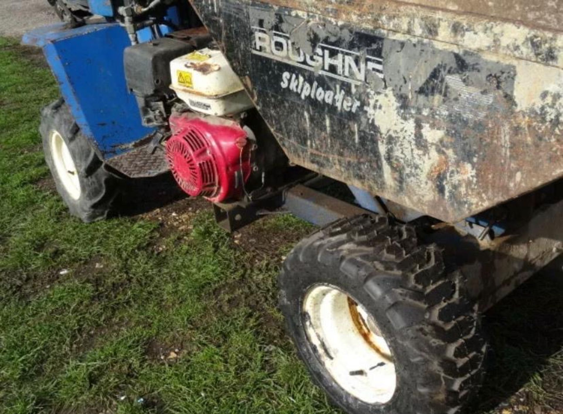 ROUGHNECK +4 TYPE HIGH TIP COMPACT SIZED DUMPER SUPPLIED WITH TOWING EQUIPMENT AS SHOWN. VENDOR'S - Image 3 of 11