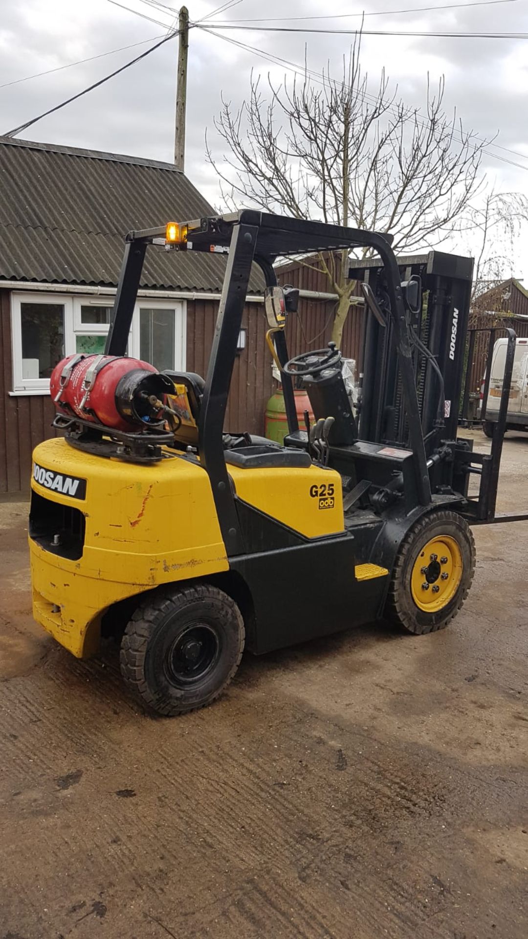 DAEWOO G25 GAS POWERED FORKLIFT TRUCK, 3 STAGE TRIPLE MAST, SIDE SHIFT, 2.5 TONNE RATED CAPACITY. - Image 2 of 4