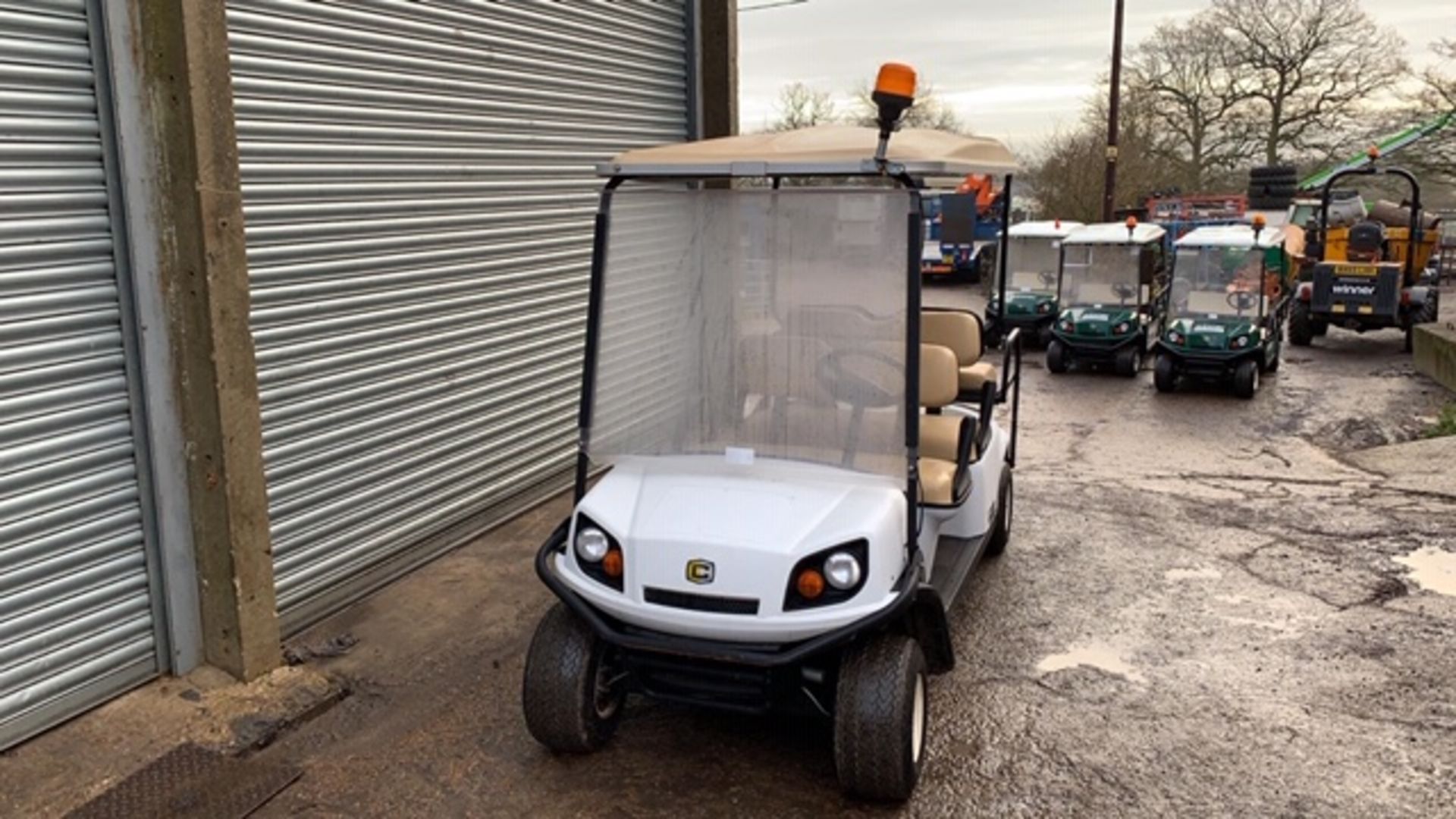 CUSHMAN EZGO SHUTTLE 6 PETROL ENGINED 6 SEATER GOLF / EVENTS BUGGY. YEAR 2017 BUILD. 304 REC HRS. - Image 2 of 6