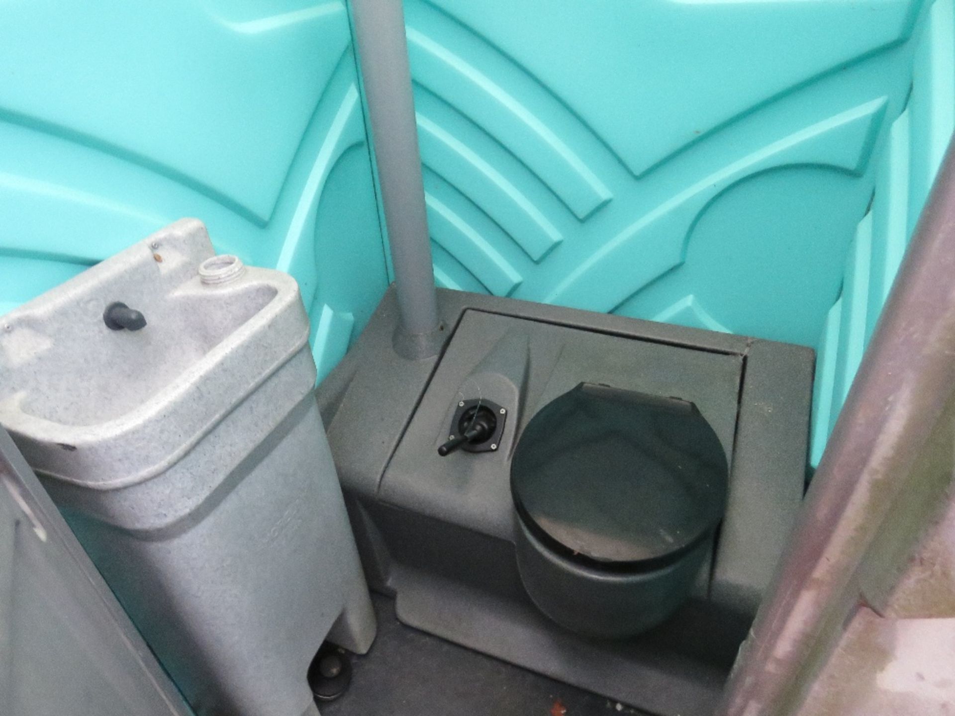 PORTABLE SITE TOILET WITH WASHBASIN - Image 2 of 4