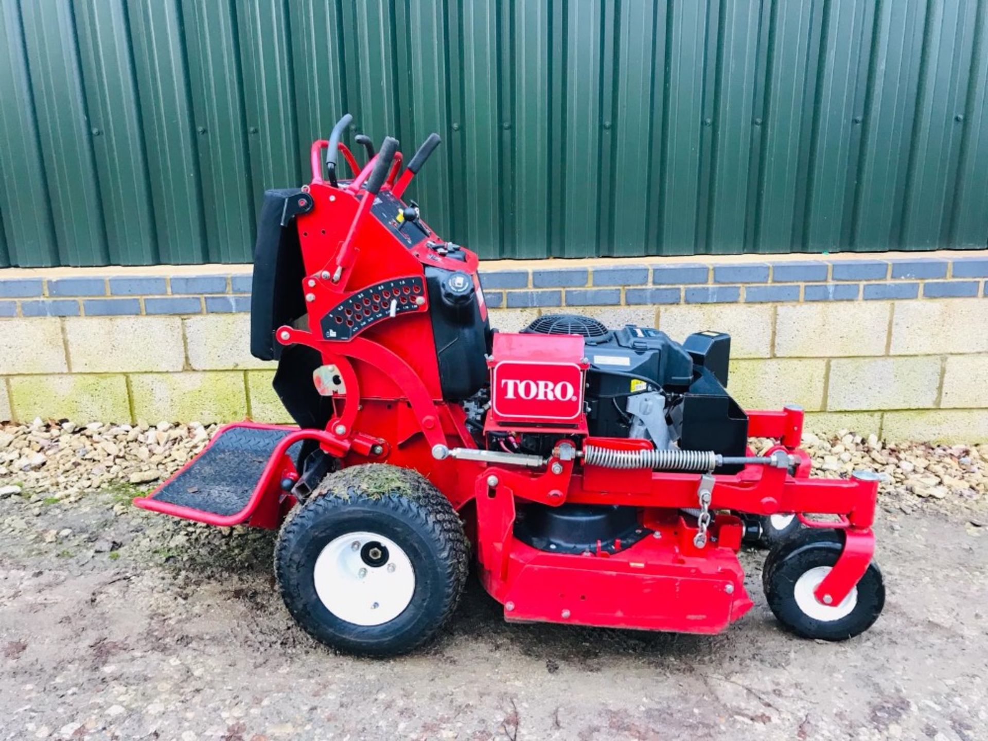 TORO GRANDSTAND PROFESSIONAL MOWER WITH DECK 36" WIDTH. 150 REC HOURS, YEAR 2013. WHEN TESTED WAS - Image 2 of 6