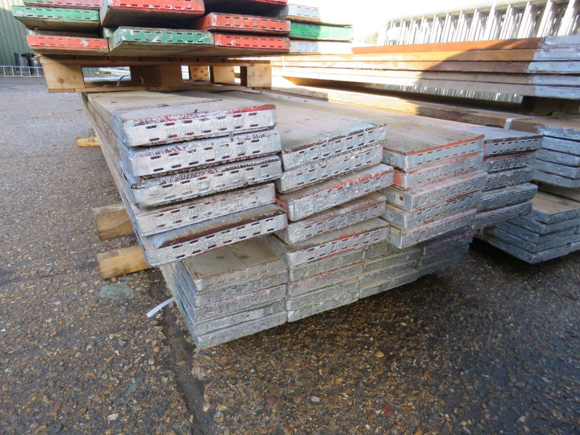 40 X GRADED PRE USED SCAFFOLD BOARDS, 13FT LENGTH APPROX PLUS A PALLET OF ASSORTED LENGTH BOARDS - Image 3 of 3
