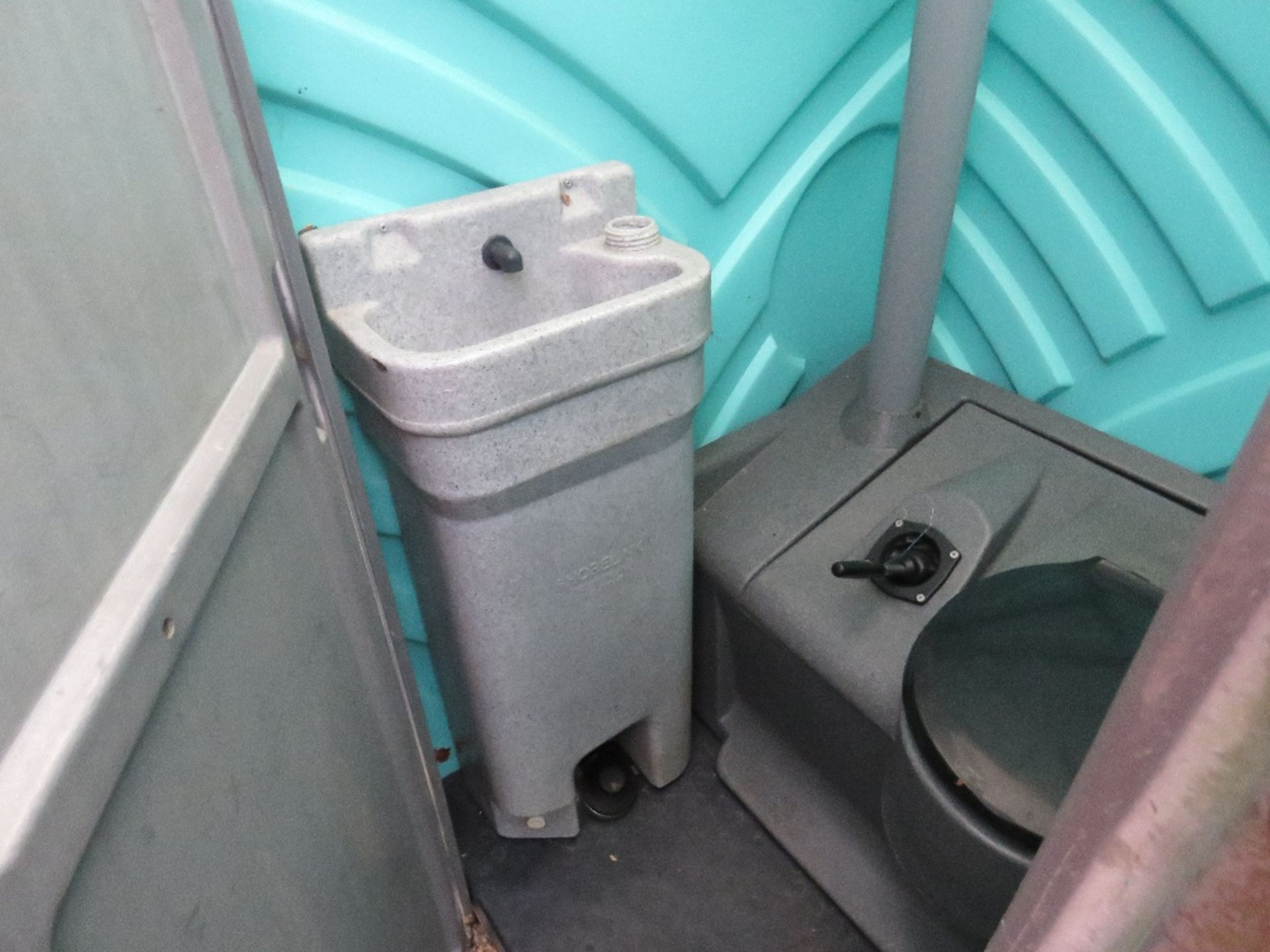 PORTABLE SITE TOILET WITH WASHBASIN - Image 3 of 4