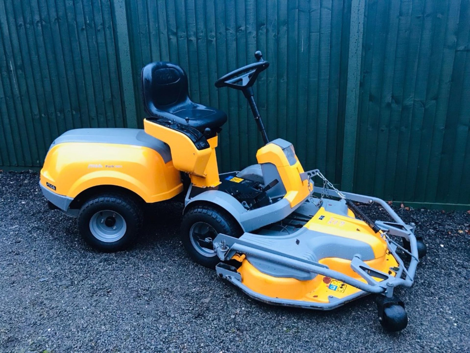 STIGA 520L RIDE ON MOWER YEAR 2013. COMBI DECK FITTED WHEN TESTED WAS SEEN TO RUN, DRIVE AND MOWER - Image 6 of 6