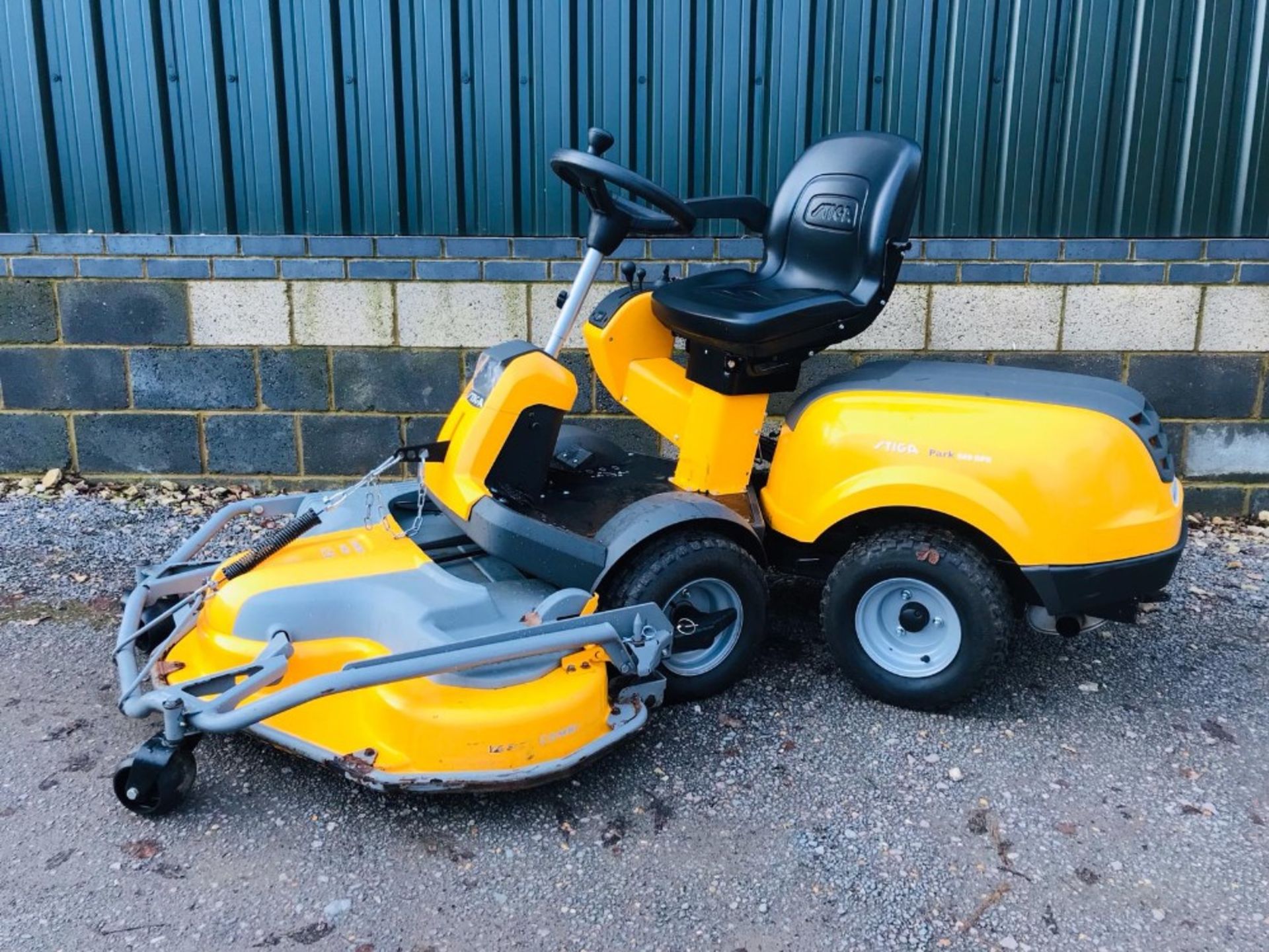 STIGA 540L 4WD RIDE ON MOWER YEAR 2017. 1.25M COMBI DECK FITTED WHEN TESTED WAS SEEN TO RUN, DRIVE