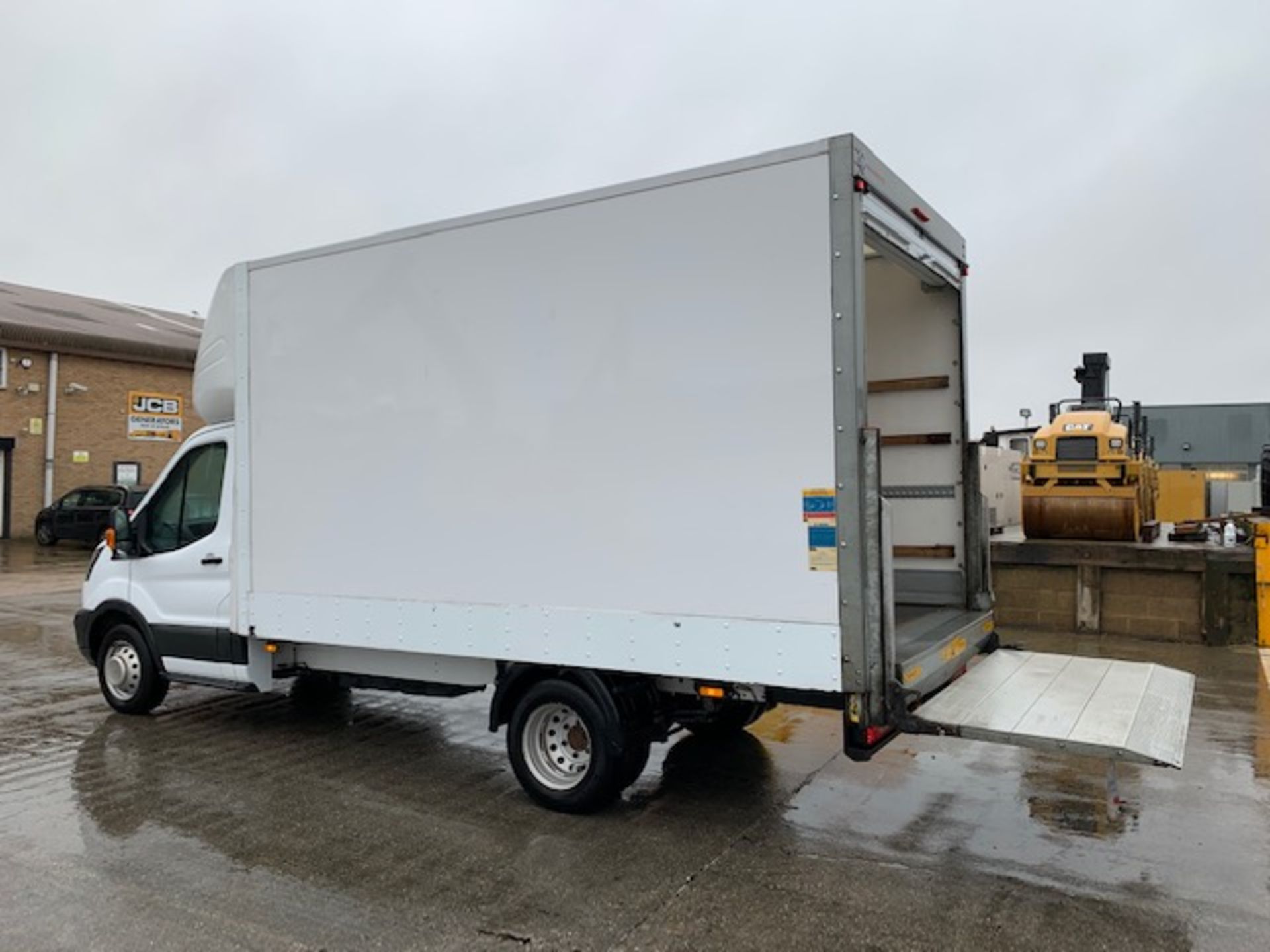 FORD TRANSIT LUTON BODIED VAN WITH TAIL LIFT. 4METRE LENGTH BODY. 500KG DEL TAIL LIFT. SUPPLIED WITH - Image 6 of 12