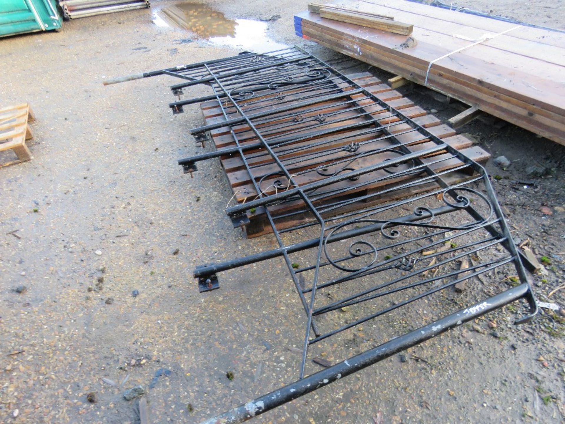 2 X DECORATIVE METAL BALLISTRADE STAIR RAILS, CIRCA 9FT LENGTH EACH This items is being item sold - Image 3 of 3