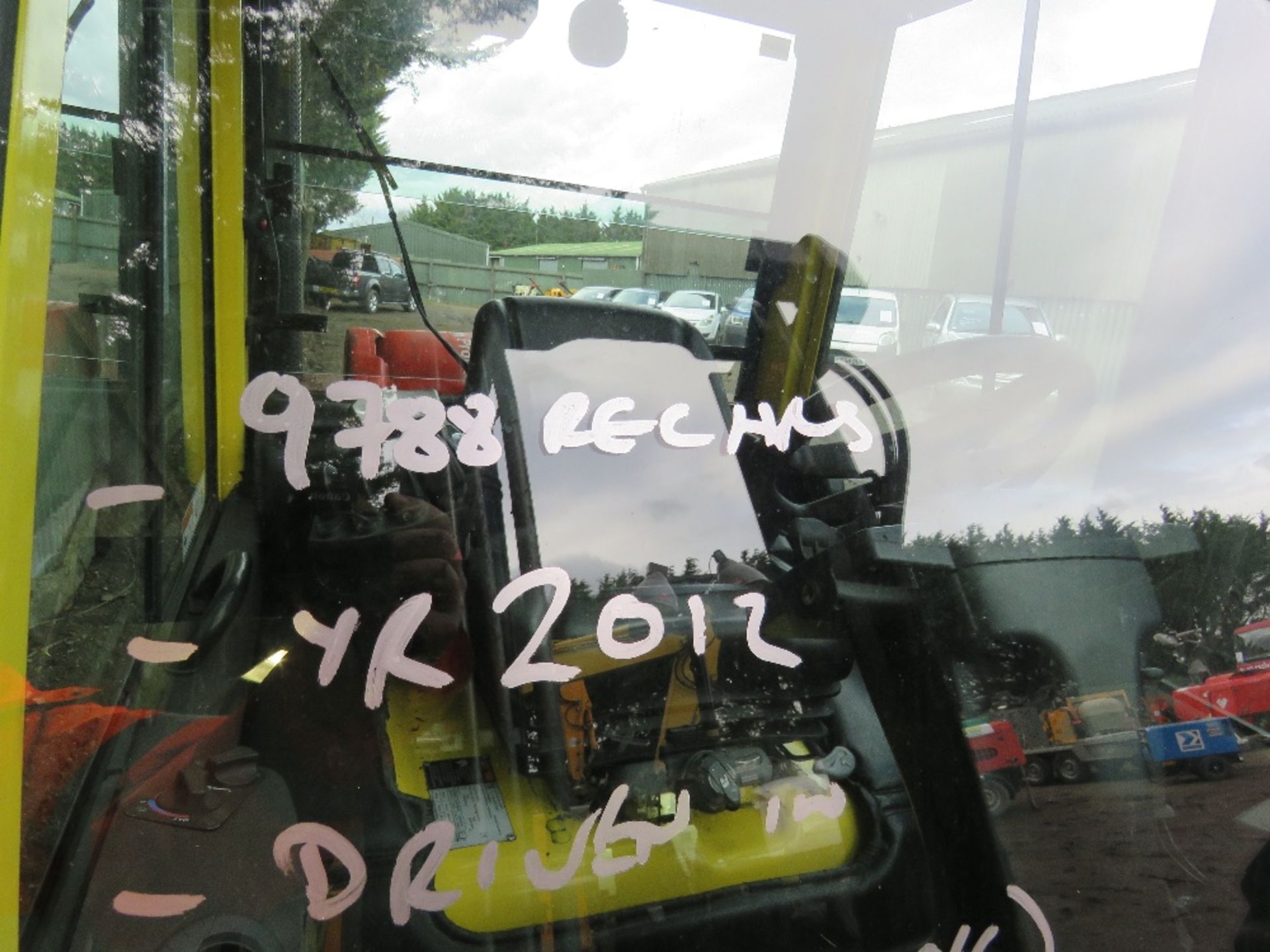 HYSTER 2 TONNE GAS FORKLIFT WITH CAB YEAR 2012 - Image 7 of 10