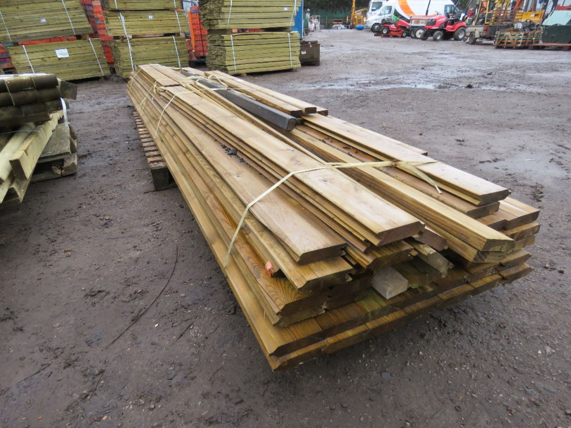 LARGE PACK OF ASSORTED DECKING AND INTERLOCKING TIMBER 8FT-15FT APPROX. - Image 3 of 3