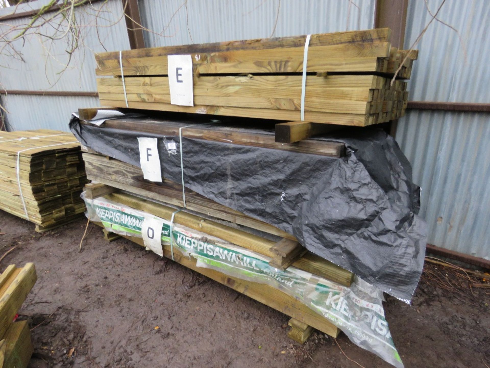 LARGE STACK OF ASSORTED TIMBER POSTS 81NO. APPROX. 2.1MX5.5CMX8CM 106NO. APPROX. 2.1MX7CMX6CM