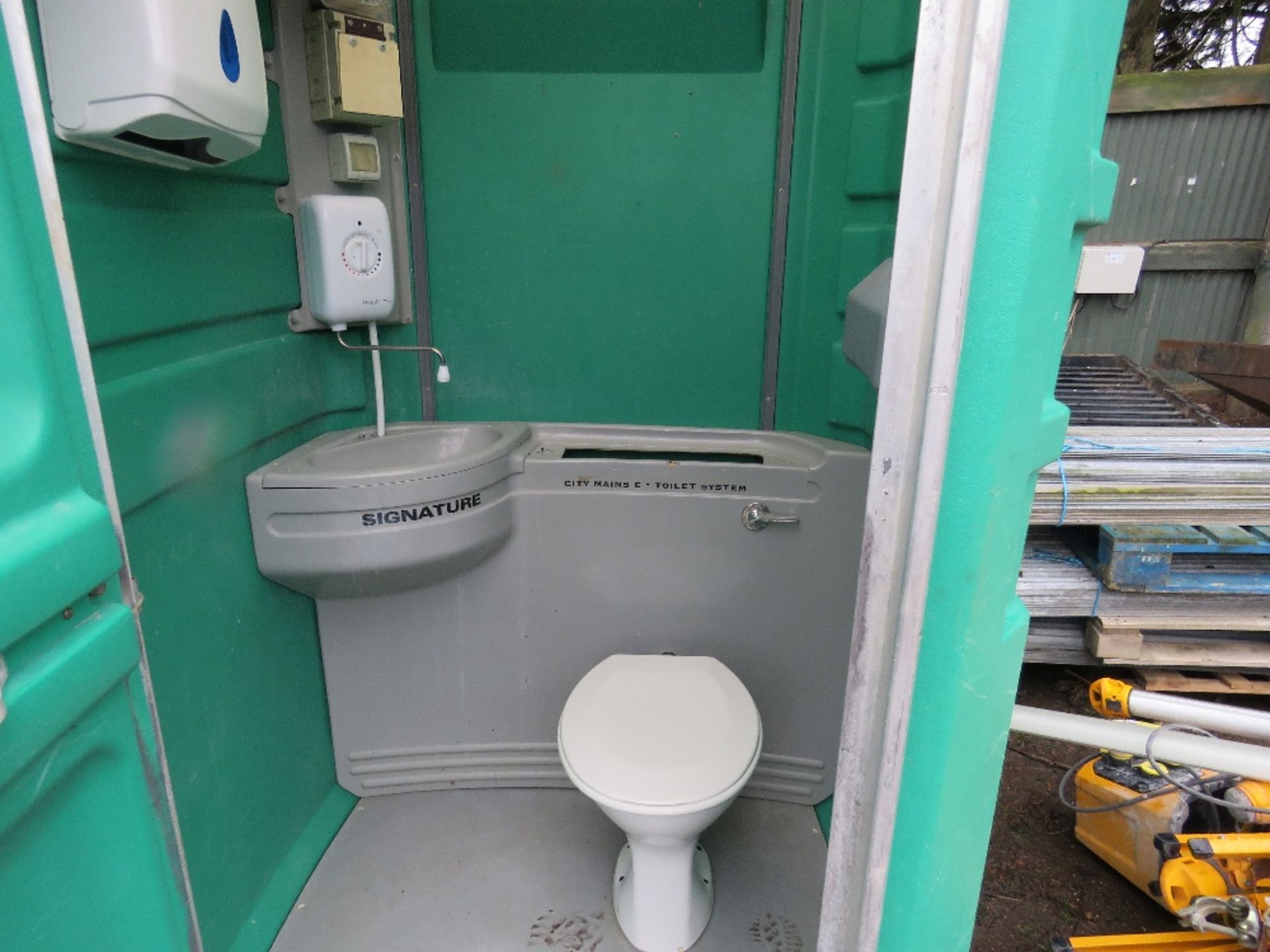 MAINS PORTABLE SITE TOILET - Image 2 of 4