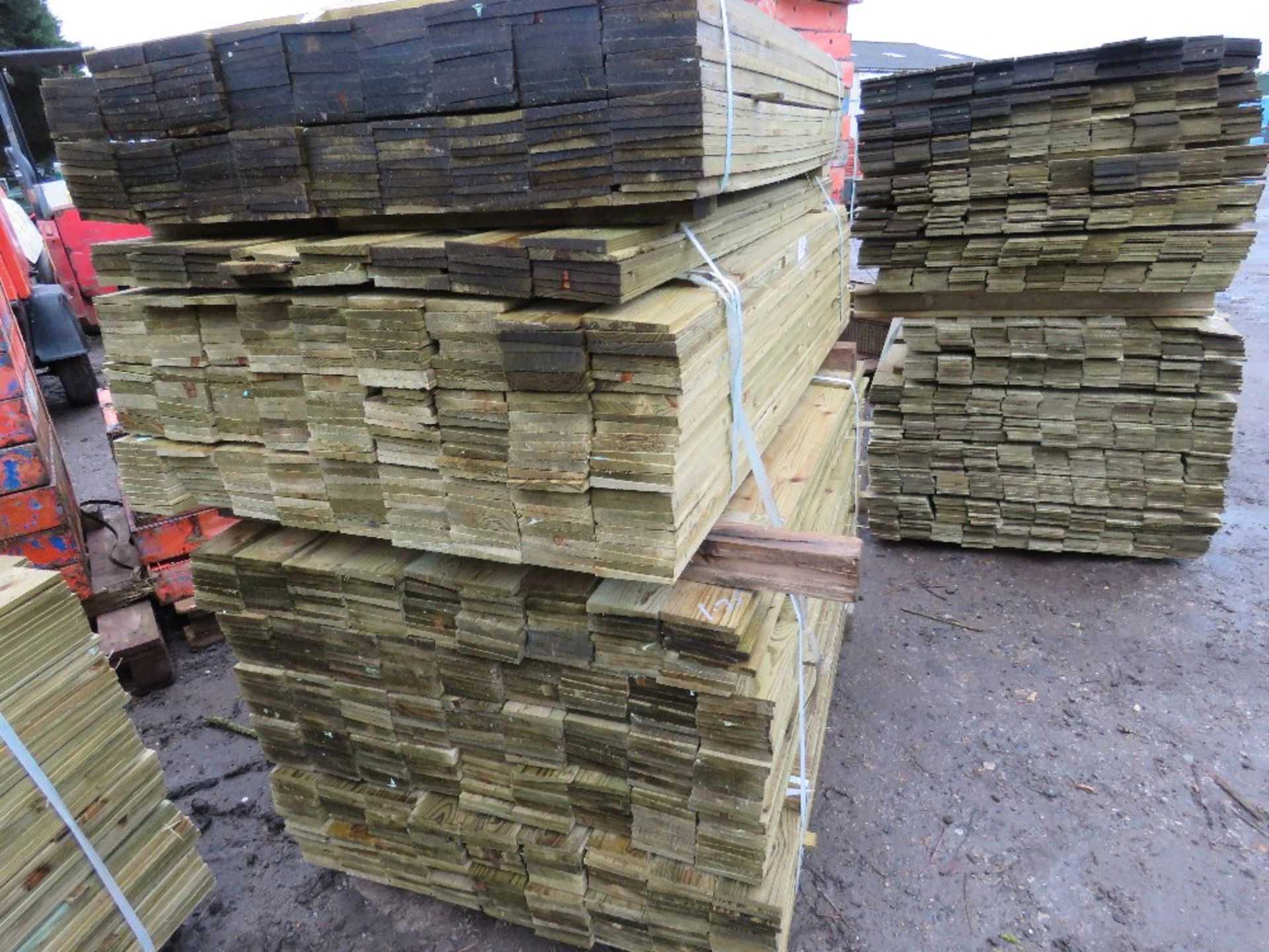 LARGE STACK OF FEATHER EDGE FENCE CLADDING TIMBER 1.35MX10CM APPROX. - Image 2 of 3