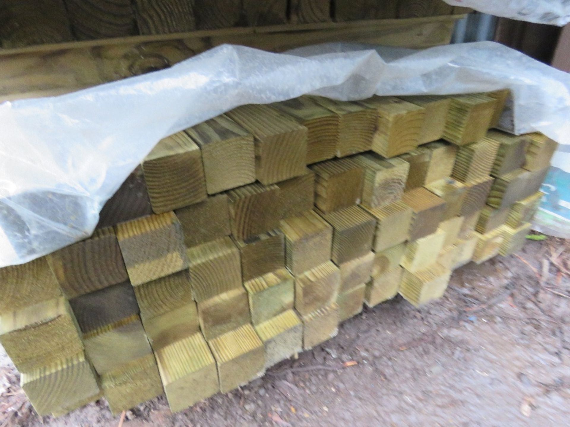 LARGE STACK OF ASSORTED TIMBER POSTS 81NO. APPROX. 2.1MX5.5CMX8CM 106NO. APPROX. 2.1MX7CMX6CM - Image 4 of 4