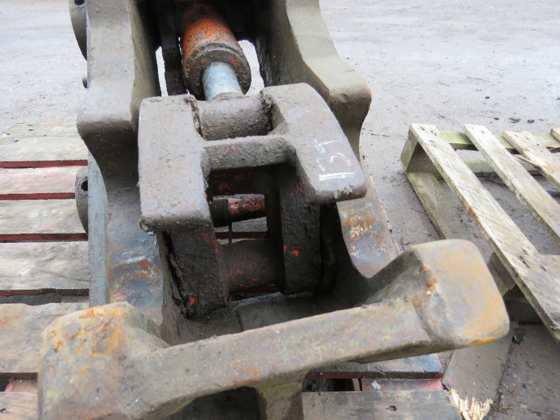 13 TONNE QUICK HITCH, REMOVED FROM MACHINE THAT WAS EXPORTED, UNTESTED - Image 3 of 3