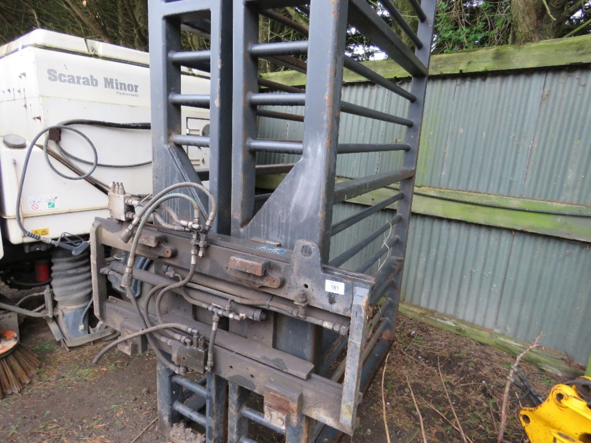 LARGE BALE SQUEEZE ATTACHMENT FOR FORKLIFT