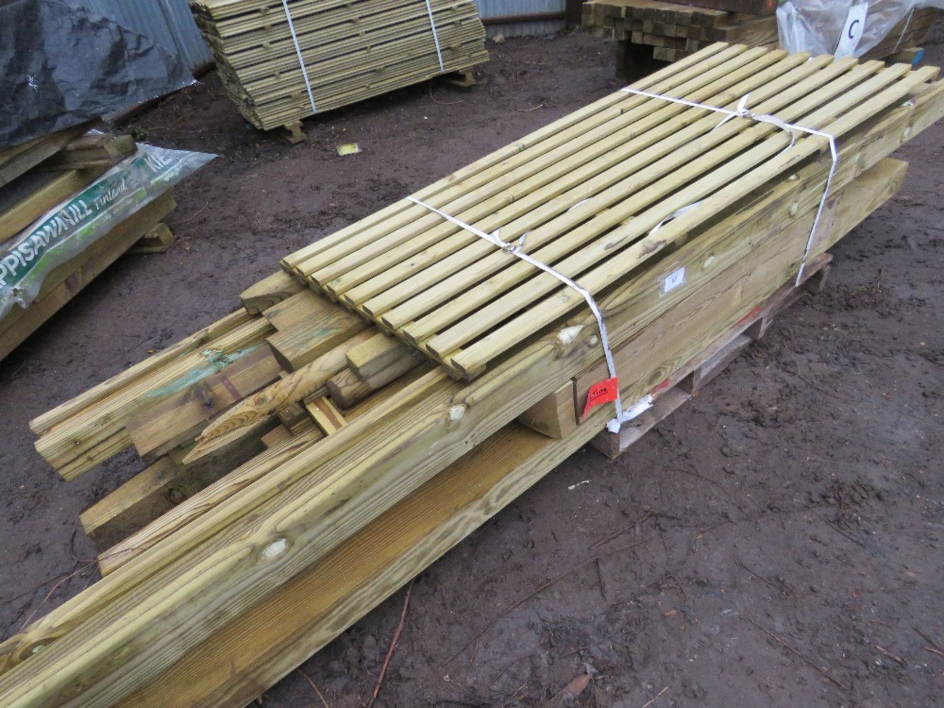 PALLET OF ASSORTED POSTS AND TIMBER - Image 3 of 3