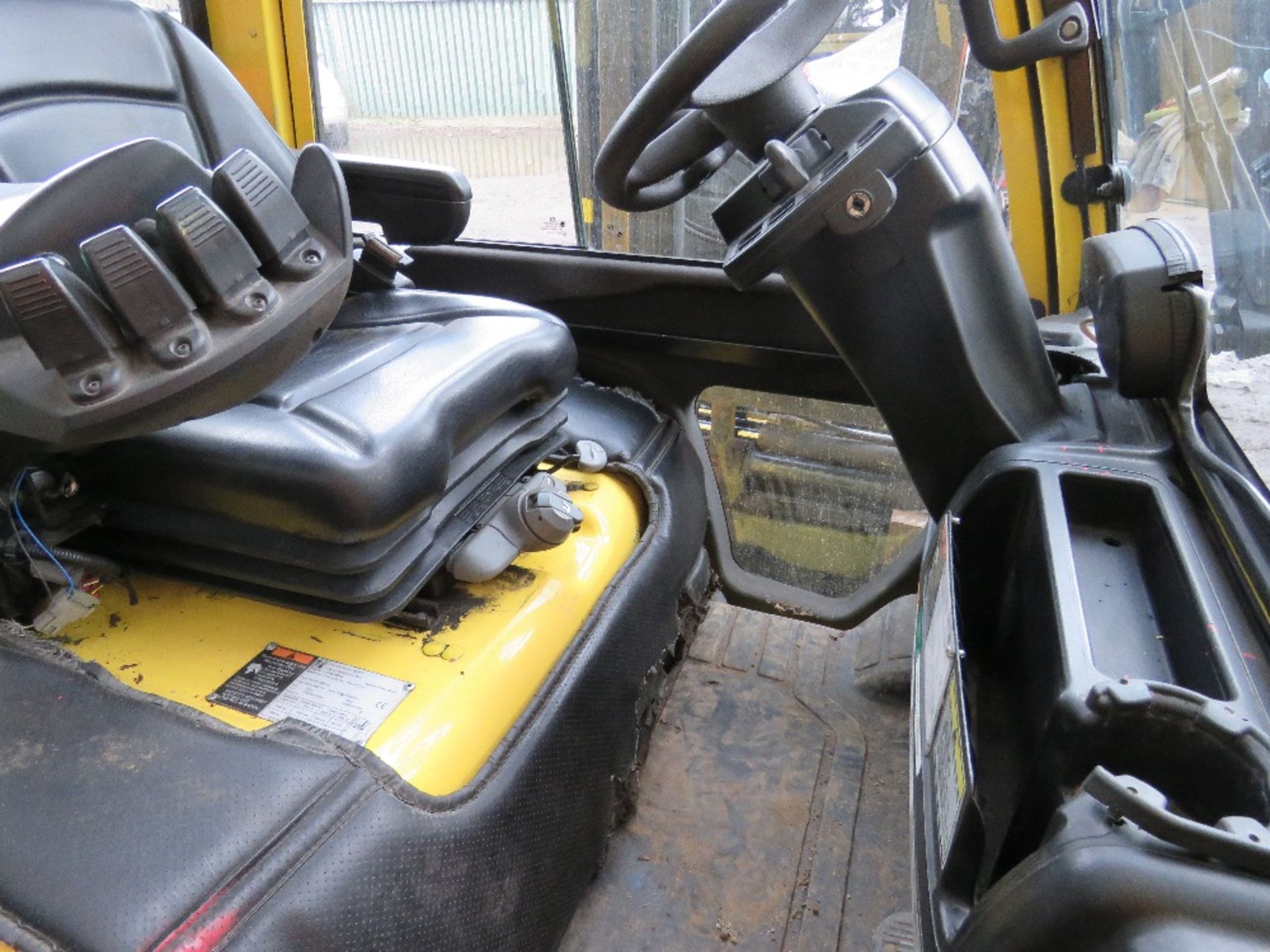 HYSTER 2 TONNE GAS FORKLIFT WITH CAB YEAR 2012 - Image 9 of 10