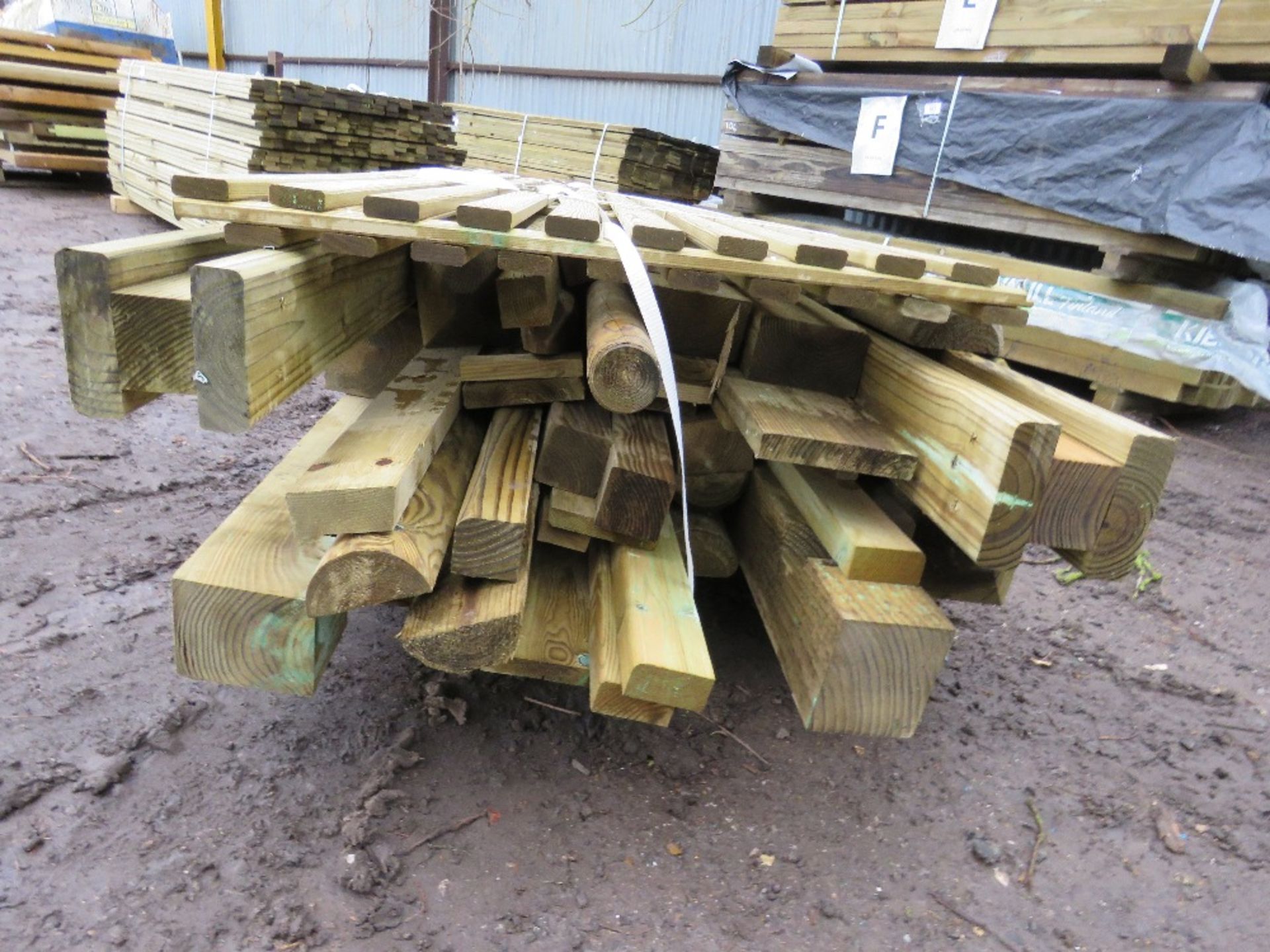 PALLET OF ASSORTED POSTS AND TIMBER - Image 2 of 3