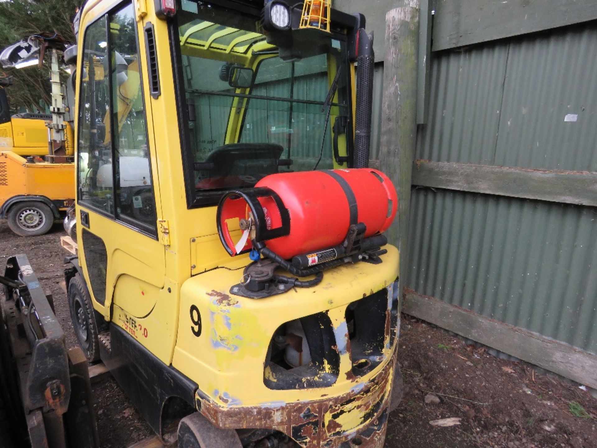 HYSTER 2 TONNE GAS FORKLIFT WITH CAB YEAR 2012 - Image 10 of 10