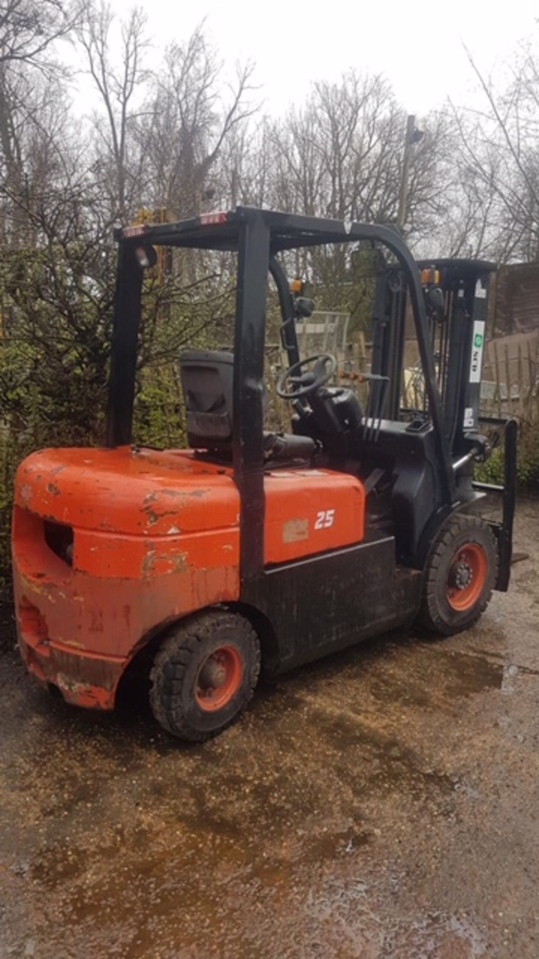 SCD 25 2.5TONNE DIESEL FORKLIFT TRUCK, 2.5TONNE LIFT, SIDE SHIFT, SHOWING 1250 REC HOURS. VENDORS - Image 2 of 4